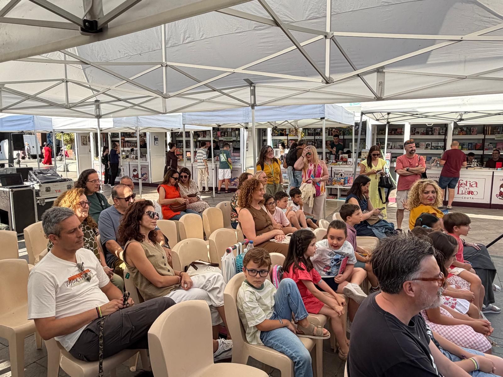 Niños y mayores aprenden y disfrutan de la penúltima jornada de Feria del Libro
