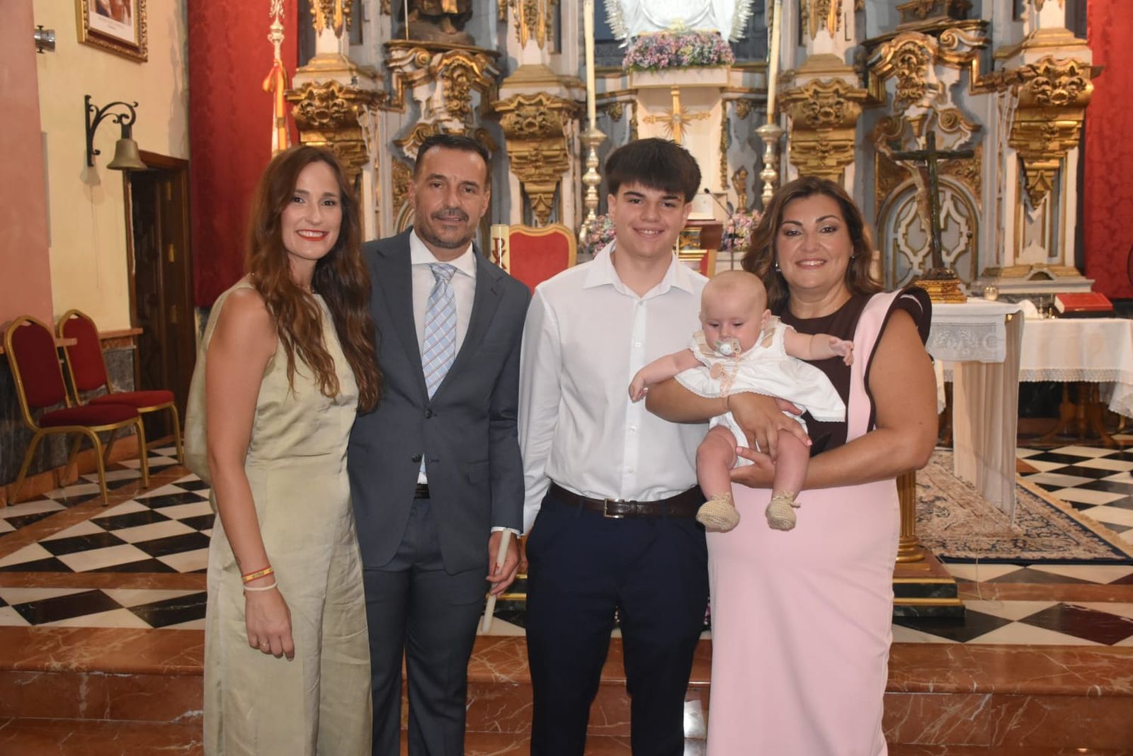 Lucía protagoniza una inolvidable jornada familiar con motivo de su bautizo en Los Remedios