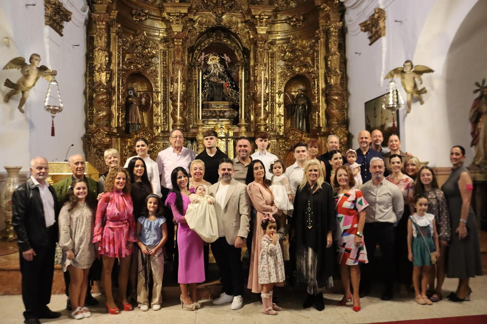 FOTOGALERÍA | Judith e Izan reciben el Sacramento del Bautismo en Nuestra Señora de África