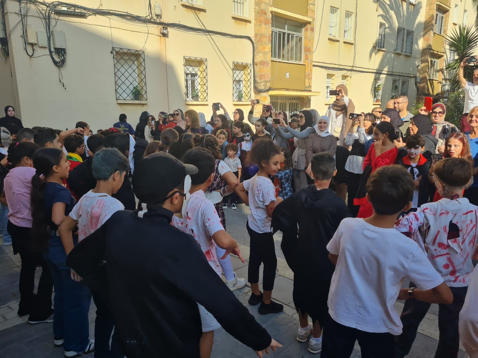 FOTOGALERÍA | El CEIP Rosalía de Castro lleva la magia de Halloween a las calles de la barriada con un pasacalles