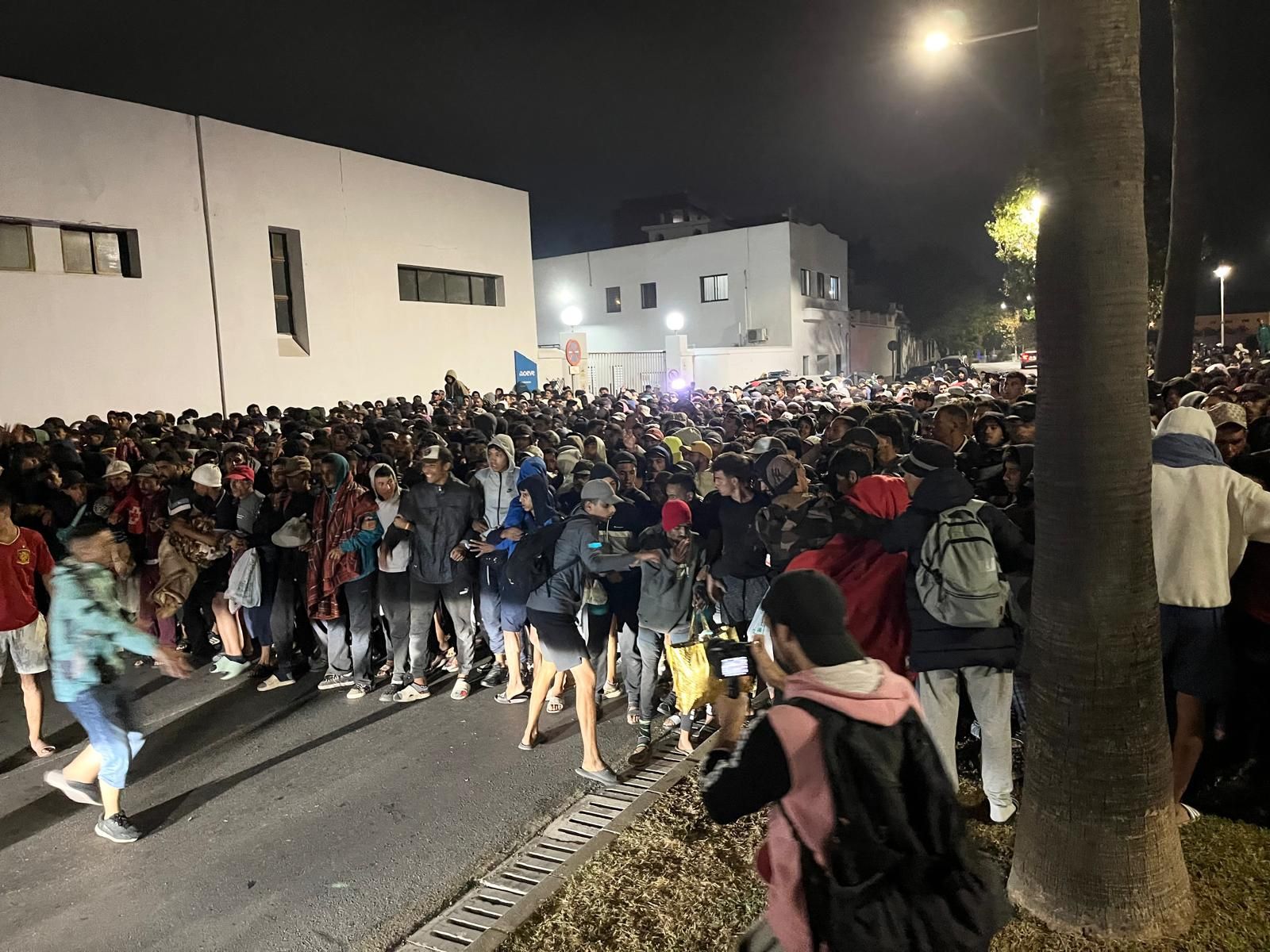 Comienza el traslado de los migrantes de Benítez y el Trampolín al centro temporal del puerto