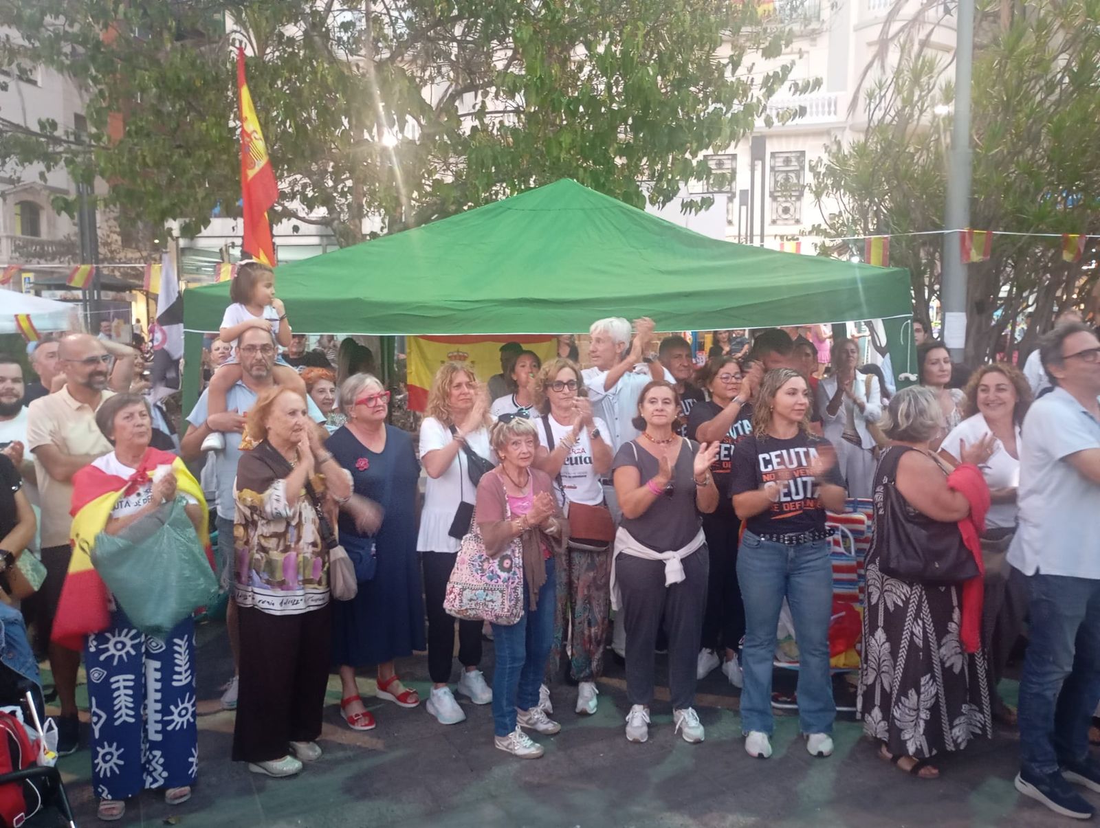 Vivas visita la Plaza de los Reyes, “un ejemplo de civismo de los ceutíes”