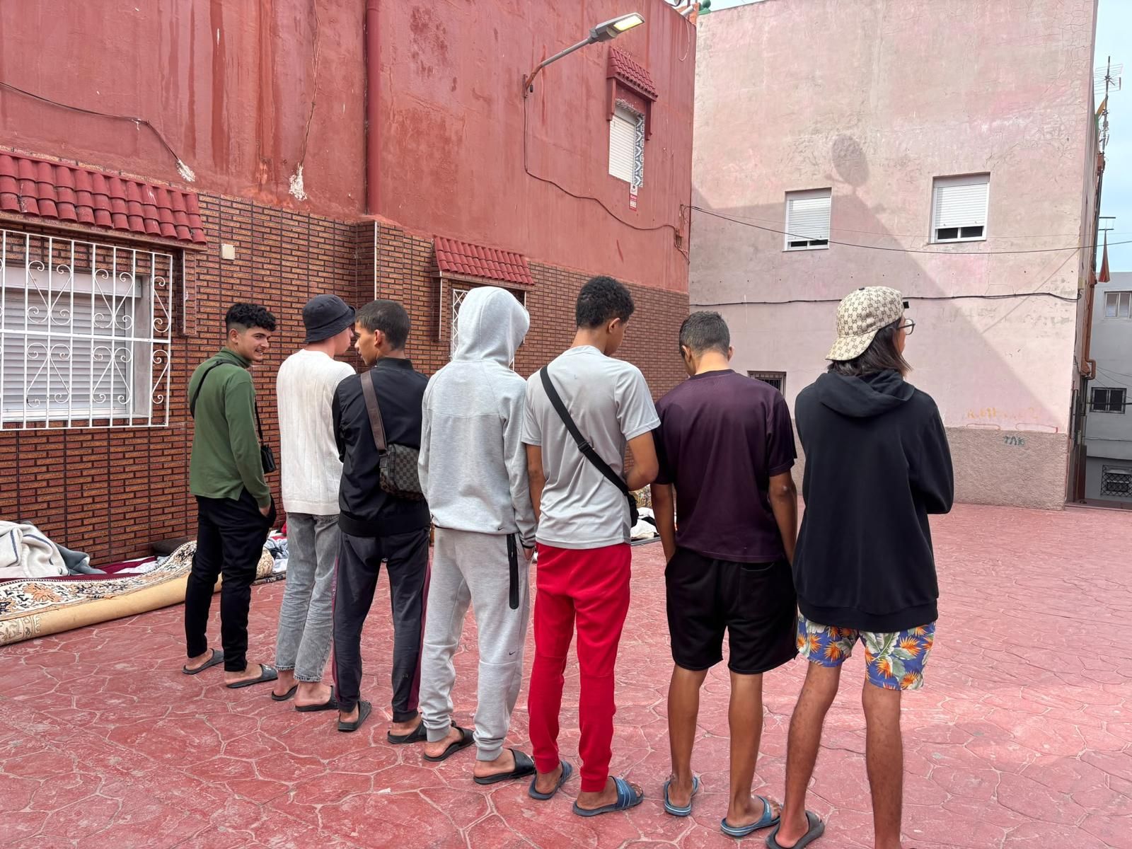 Los Rosales estalla tras 70 días de abandono y exige una solución para los migrantes que siguen en sus calles