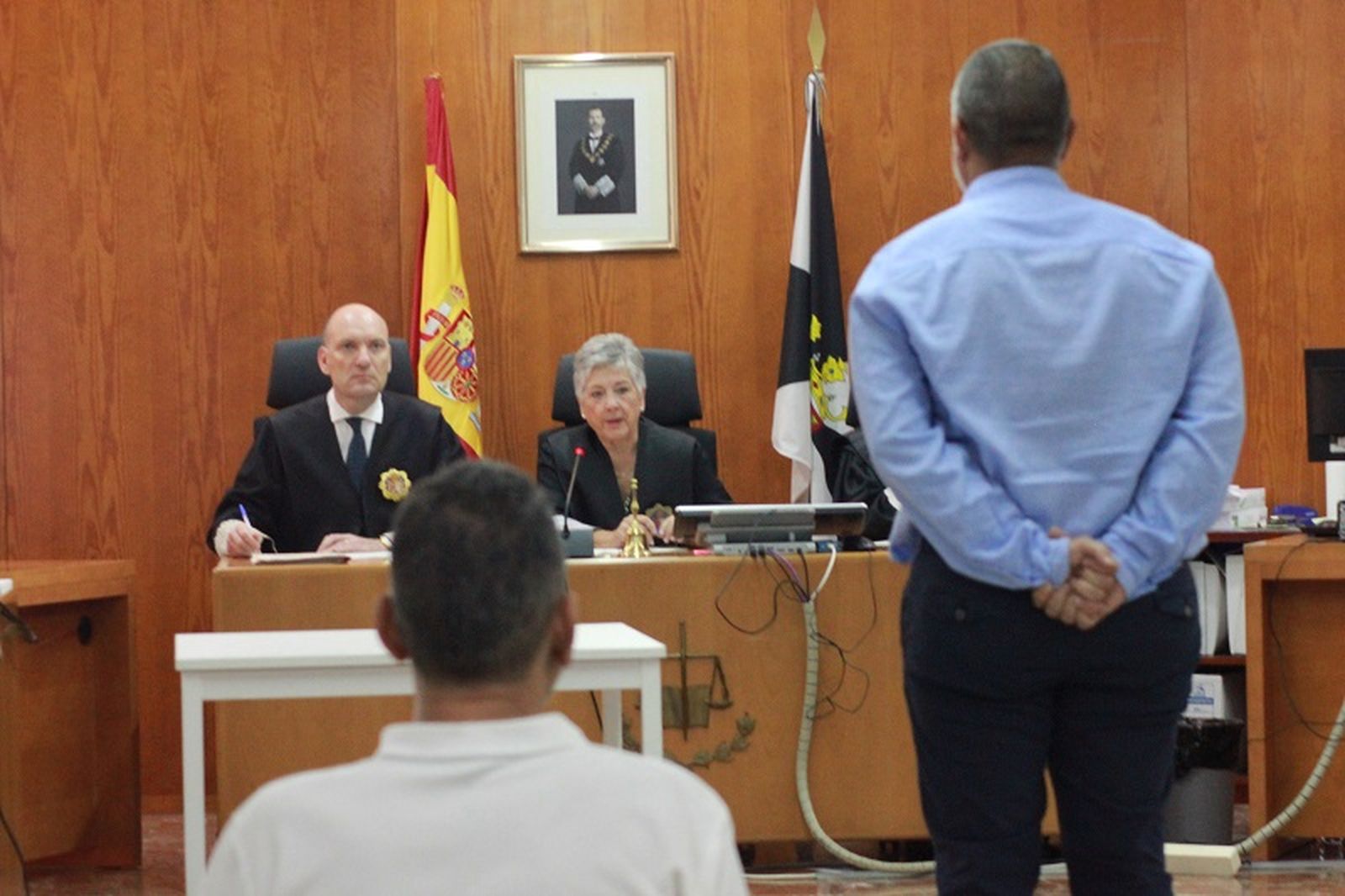 ‘Mario’ sentado a la izquierda y el administrador de la mercantil frente al tribunal. / FOTO S.C. ‘Mario’ sentado a la izquierda y el administrador de la mercantil frente al tribunal. / FOTO S.C.
