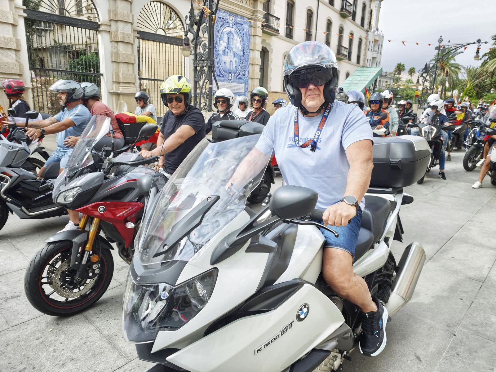 Cientos de motoristas se manifiestan por las calles de Ceuta