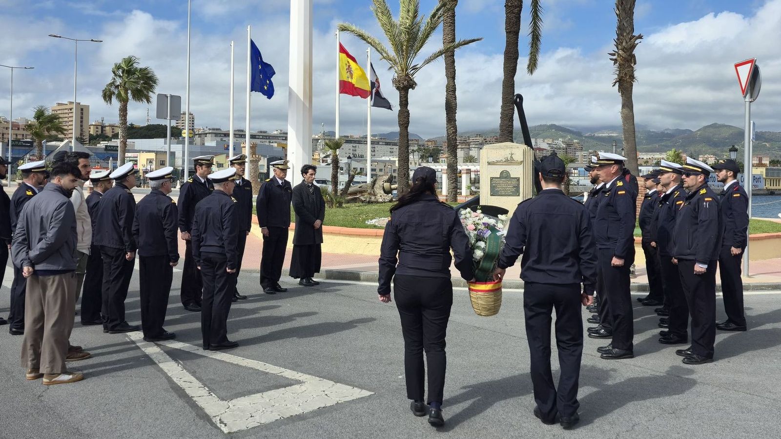 El acto ha tenido lugar en el monolito ubicado en el Muelle de España