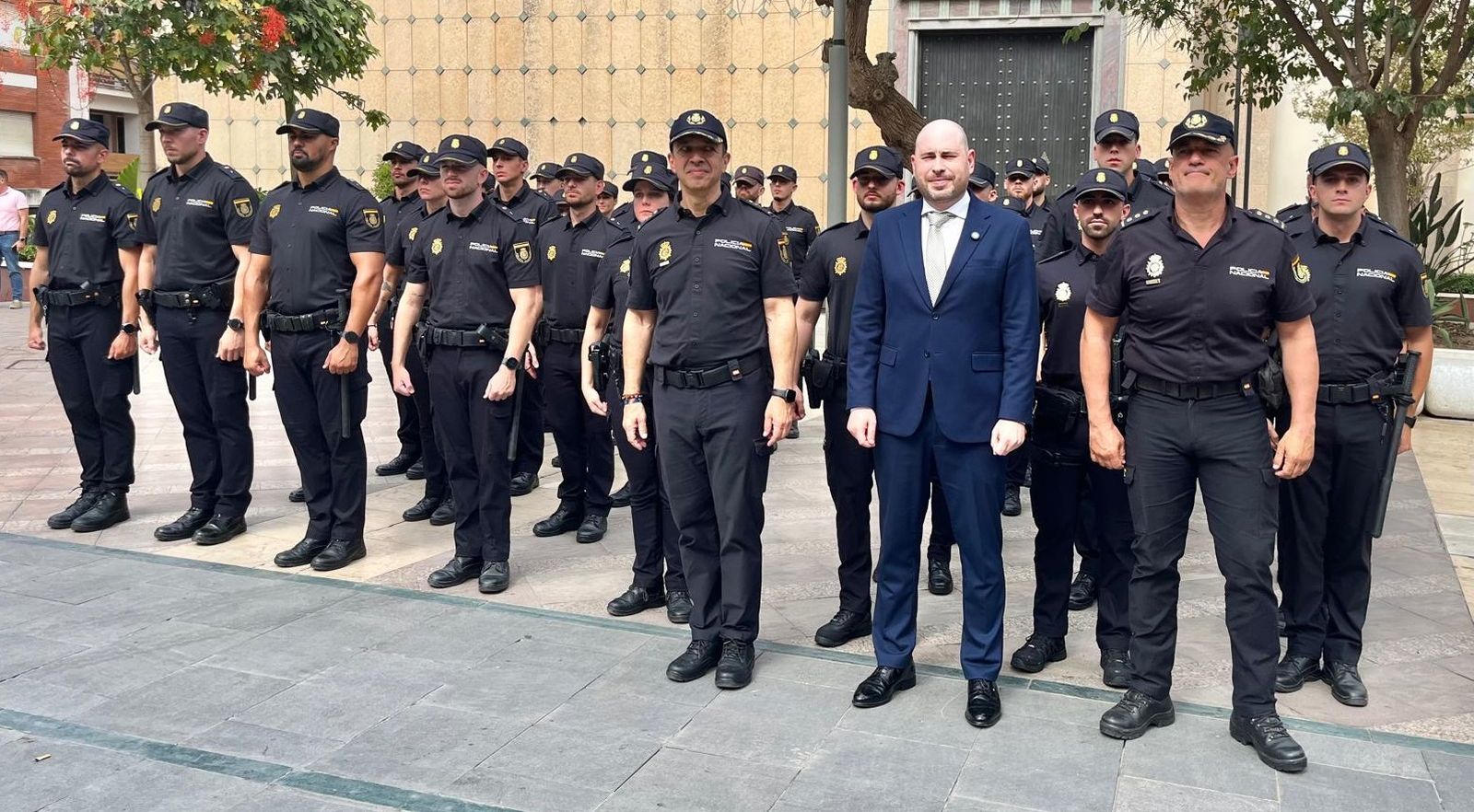 El delegado del Gobierno y el jefe de Policía posan con los 45 nuevos agentes en prácticas