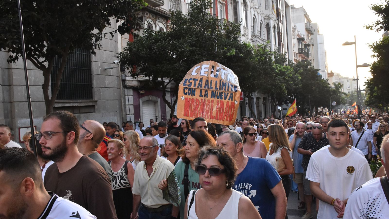 Marcha de los concentrados en la Constitución hacia las puertas de la Delegación del Gobierno