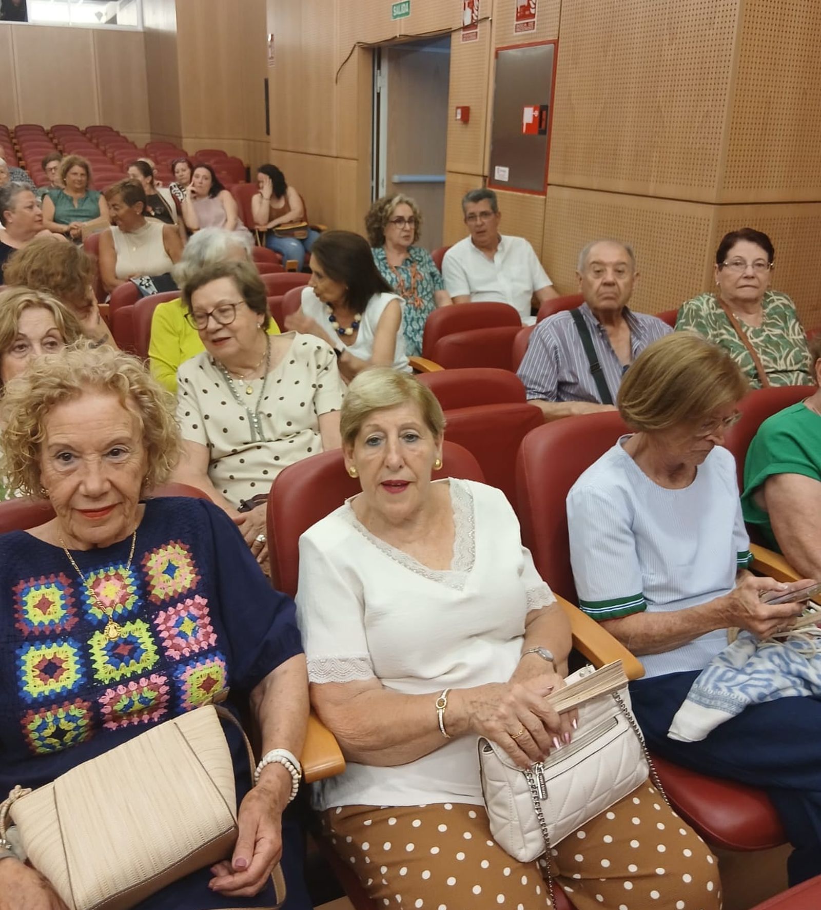 El Centro del Mayor clausura sus talleres con un aclamado concierto de ‘Chiki’