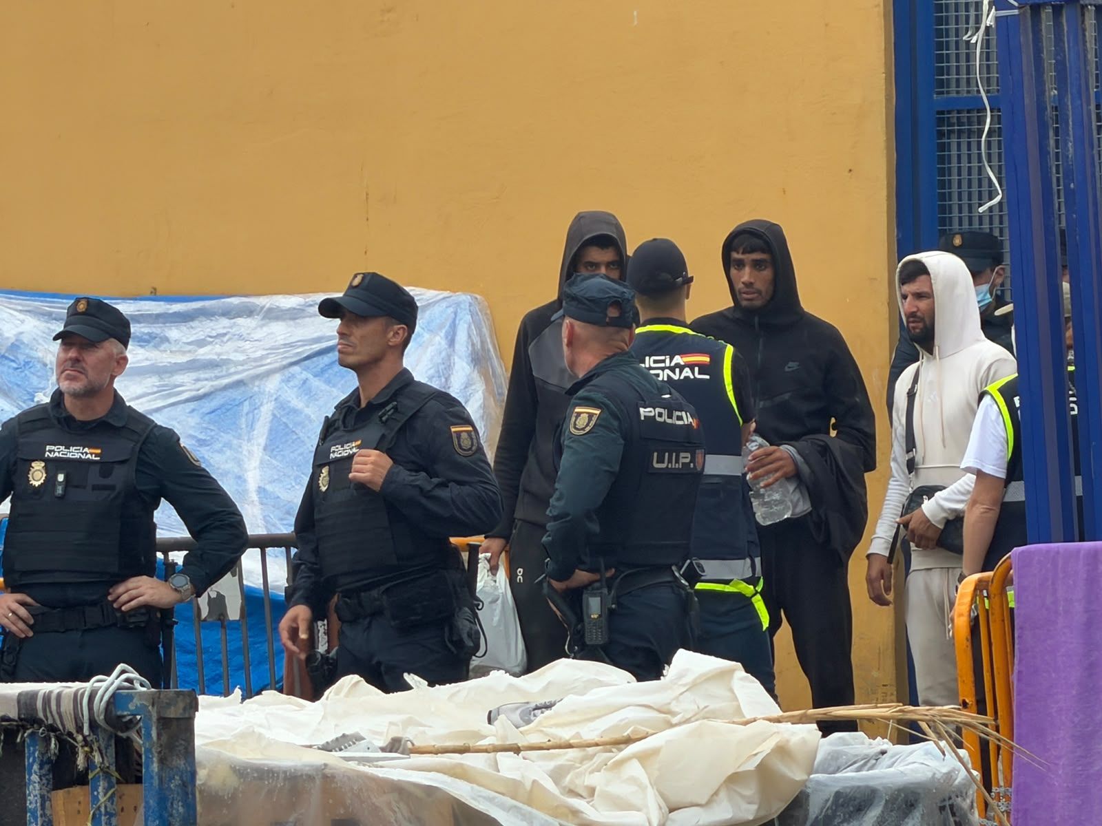 Migrantes llegan al CATE tras el desalojo del Trampolín
