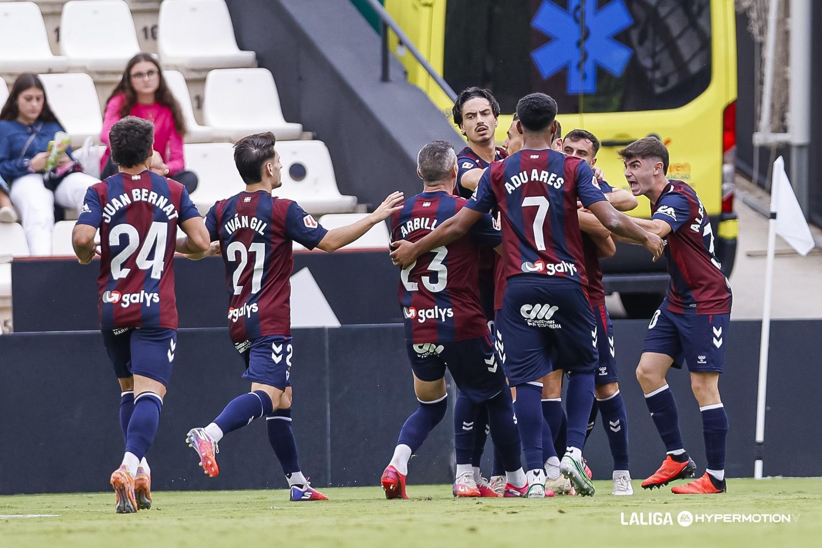 Los jugadores del Eibar celebran uno de sus goles en el Carlos Belmonte