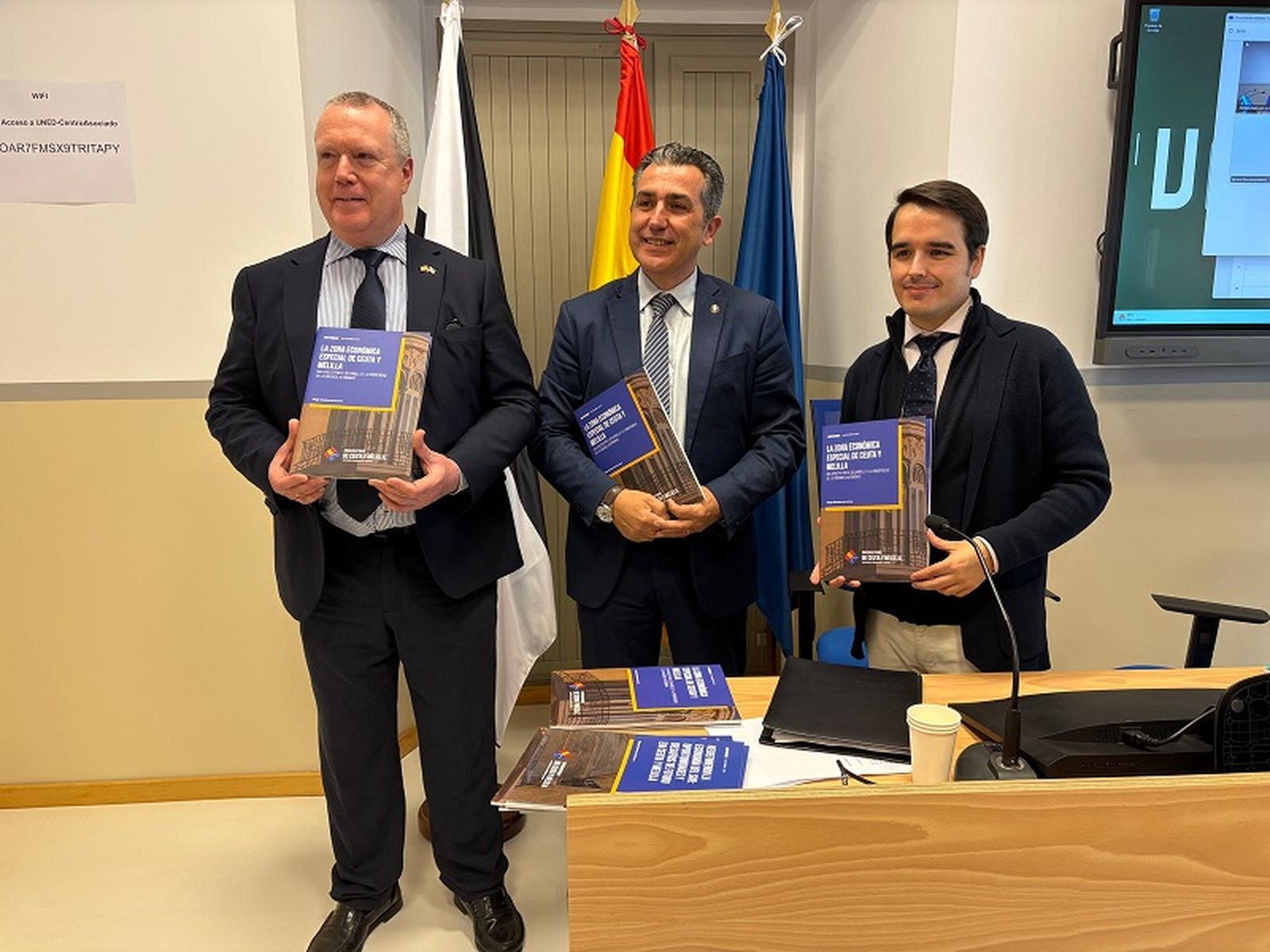 De izquierda a derecha: Echeverría, Rontomé y De La Cruz posando con el informe en la UNED este lunes. / FOTO J.I.M.