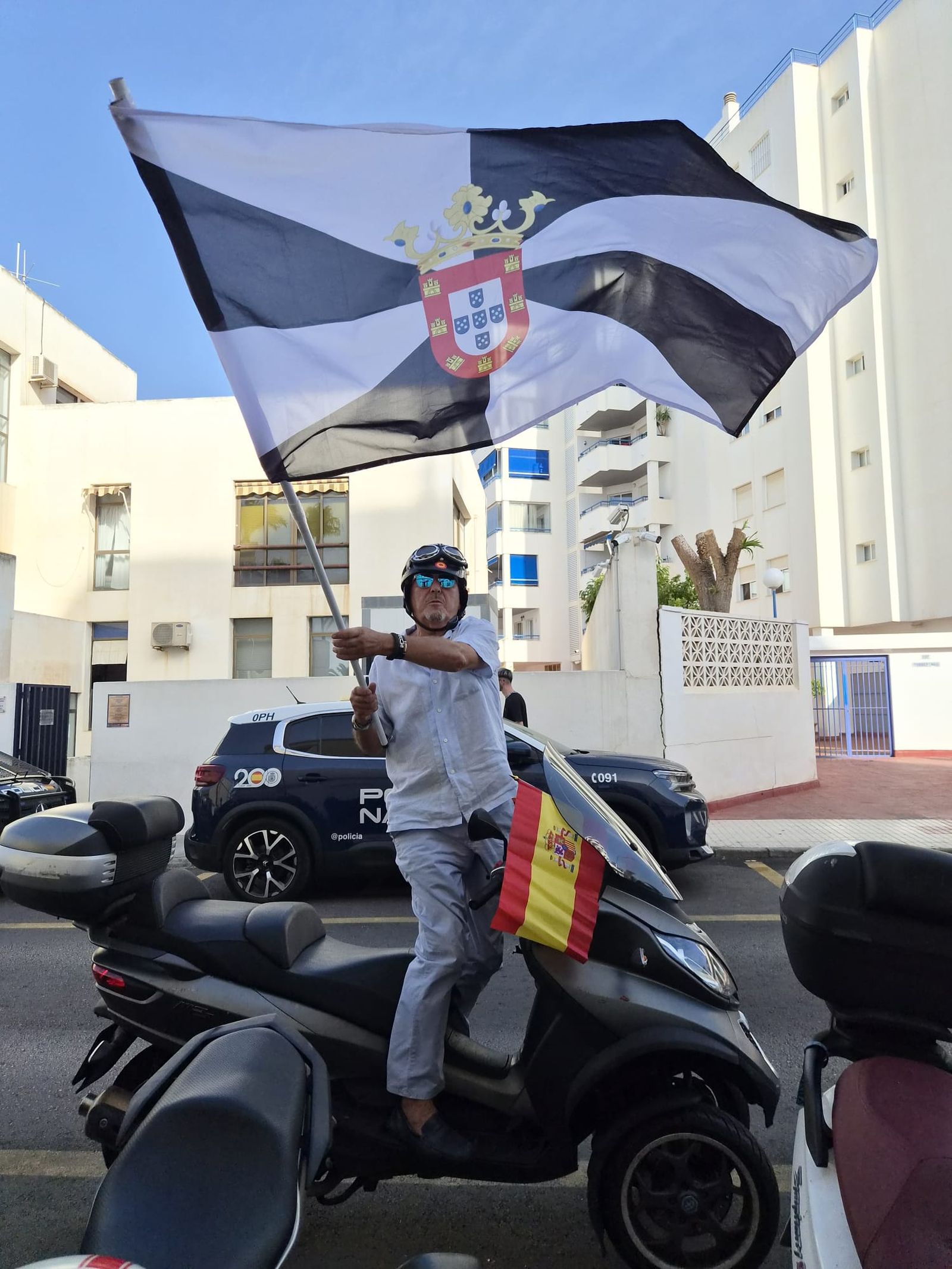 Sergio García, paseando este miércoles por Torremolinos con la bandera de Ceuta