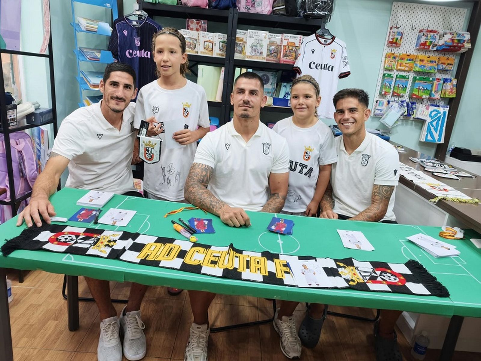 Firma de los jugadores de la AD Ceuta