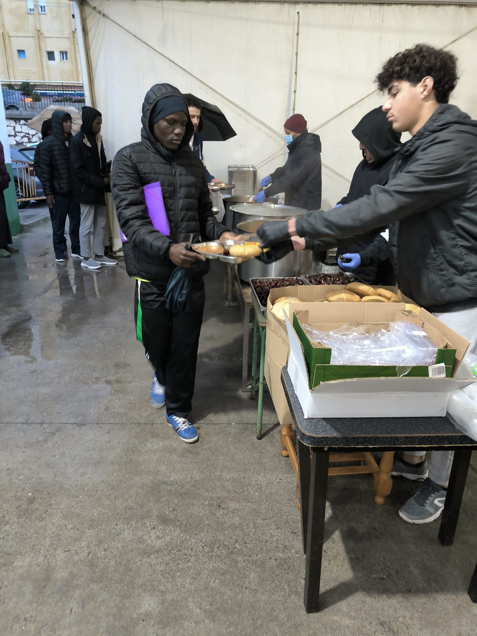 La prensa ceutí disfruta de un delicioso iftar en comunidad y de la mano de Luna Blanca