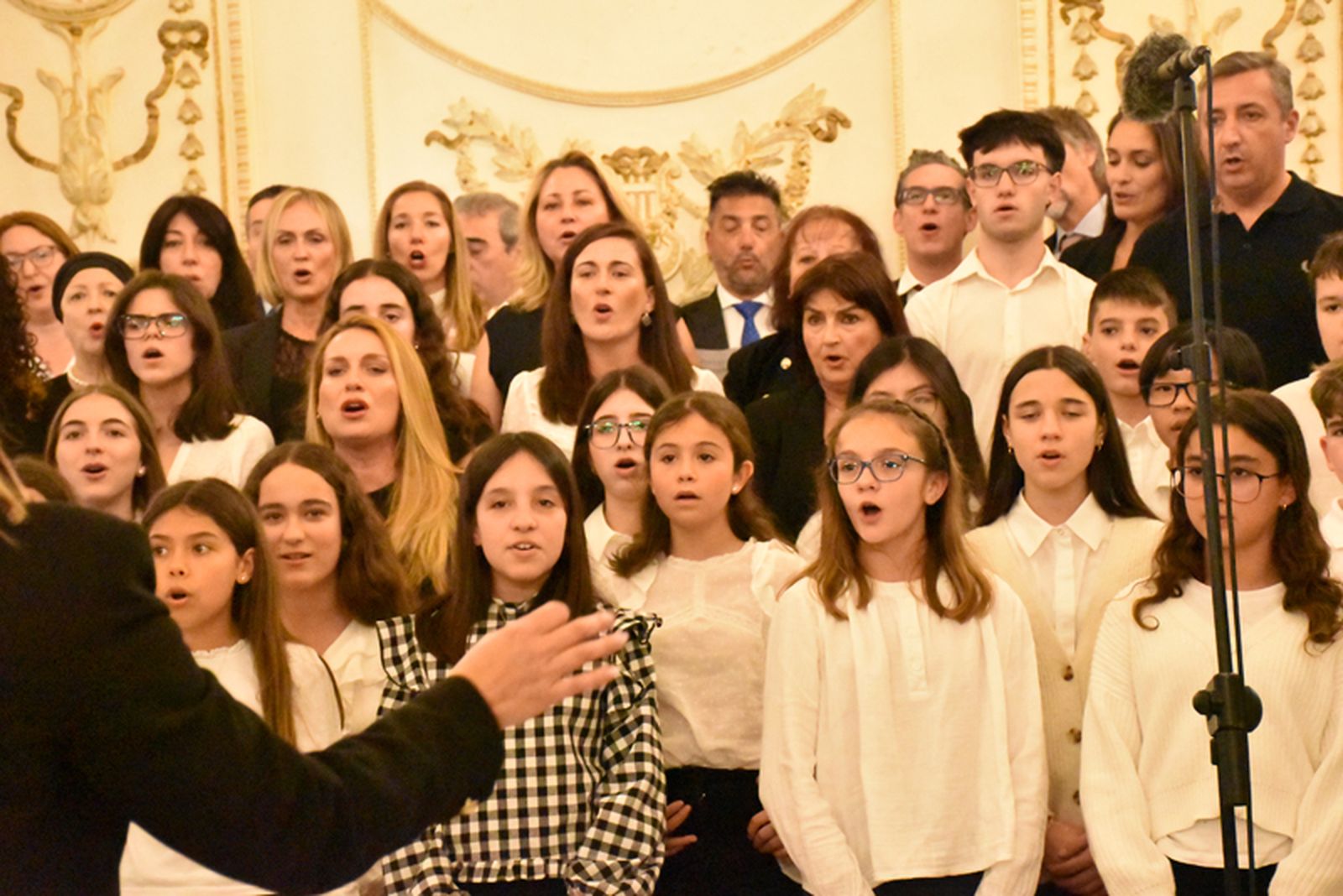 El coro del conservatorio interpretando el himno de Ceuta. / FOTO NICOL´S