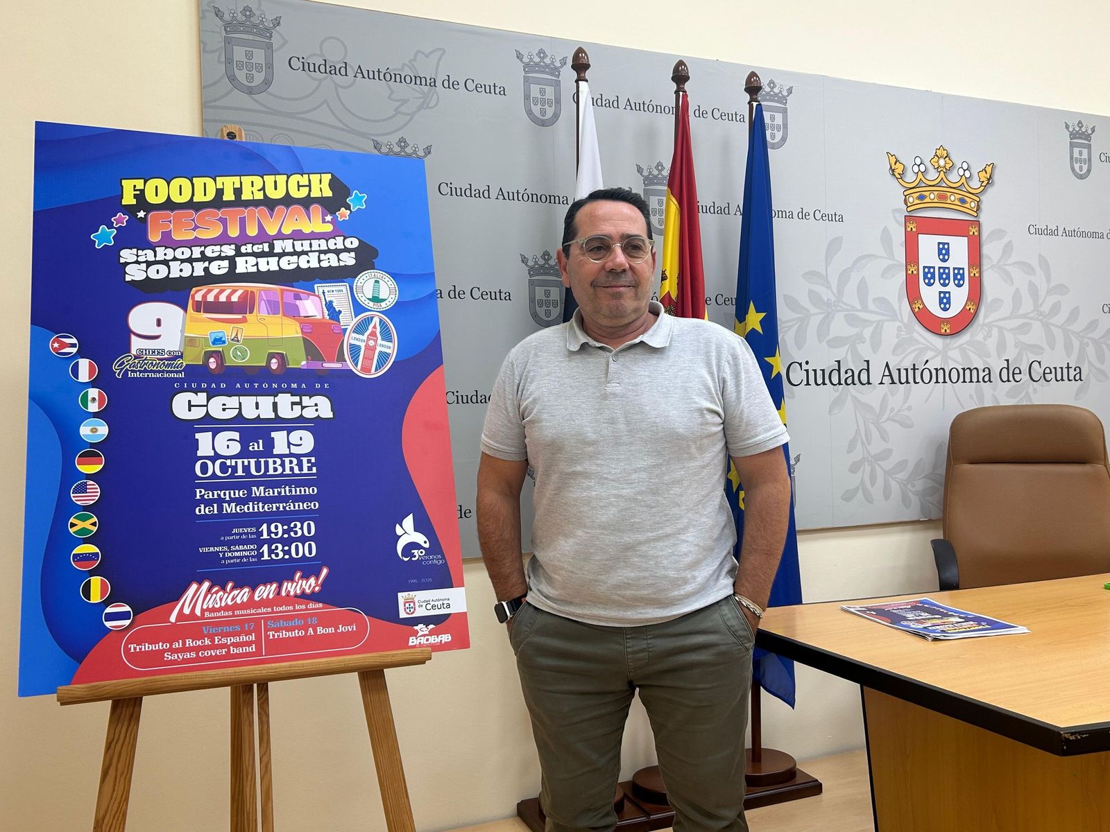 El gerente del Parque Marítimo, Rafael Montero Ávalos, junto al cartel del Food truck festival