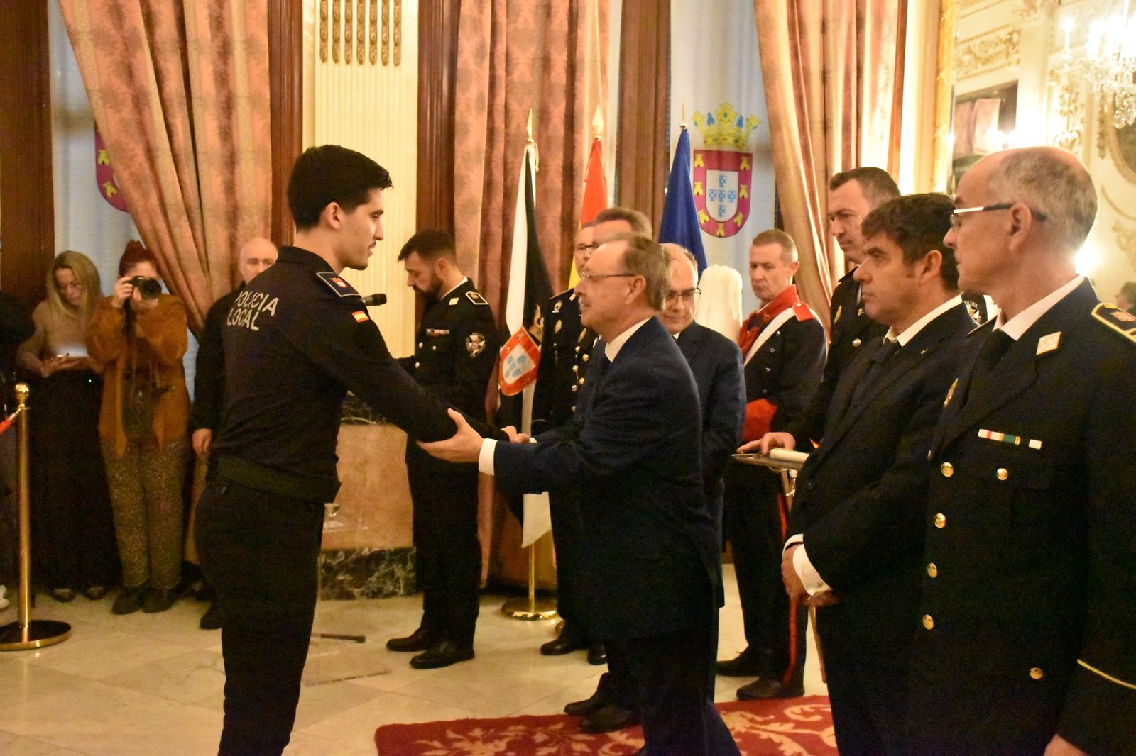 La toma de posesión de los 15 nuevos policías locales, en imágenes