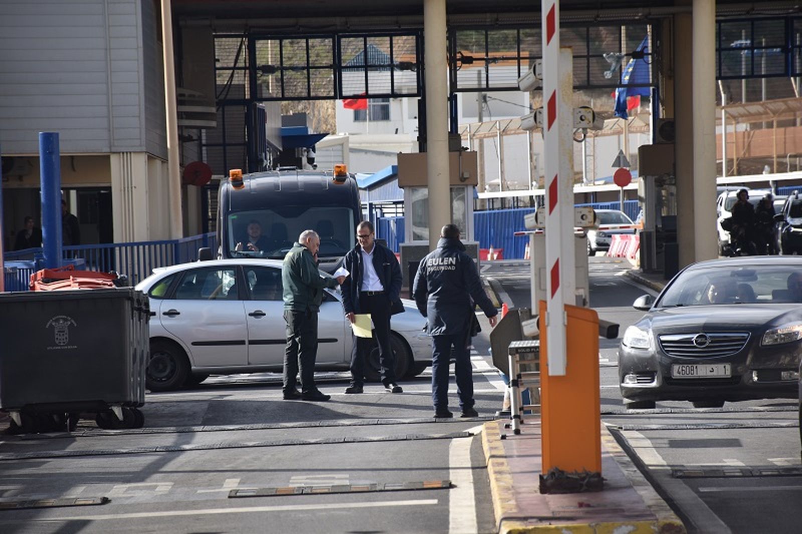 Un Guardia Civil revisando unos papeles en la frontera del Tarajal este jueves. / FOTO J.I.M.