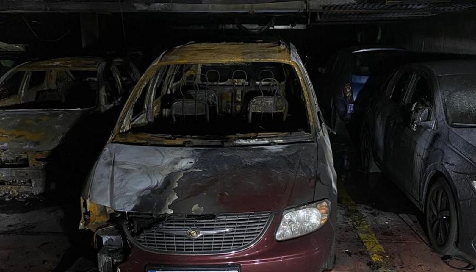 Vehículos afectados por el incendio del garaje de esta madrugada