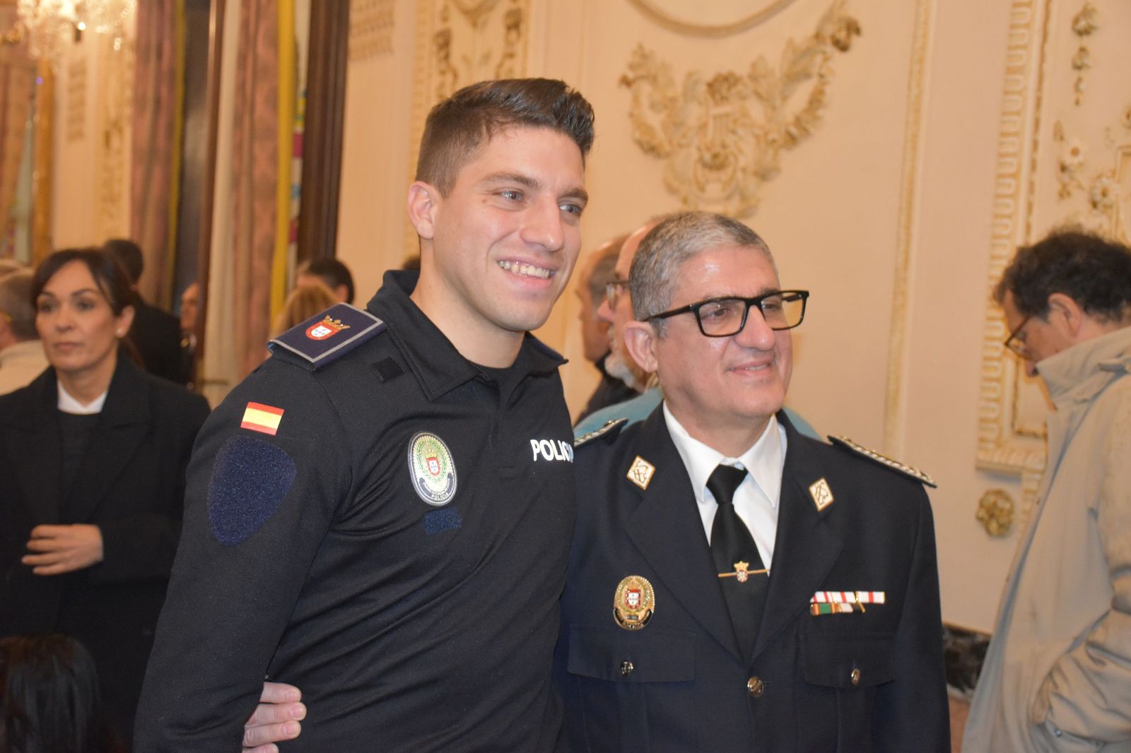 La toma de posesión de los 15 nuevos policías locales, en imágenes