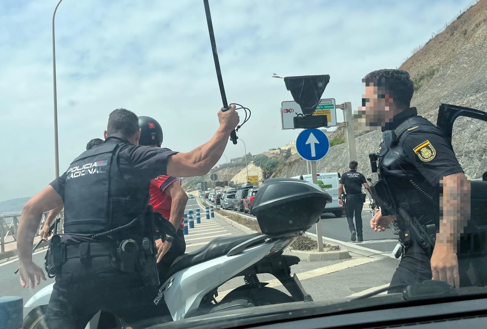 Agentes de la Policía Nacional controlan la seguridad en la frontera del Tarajal