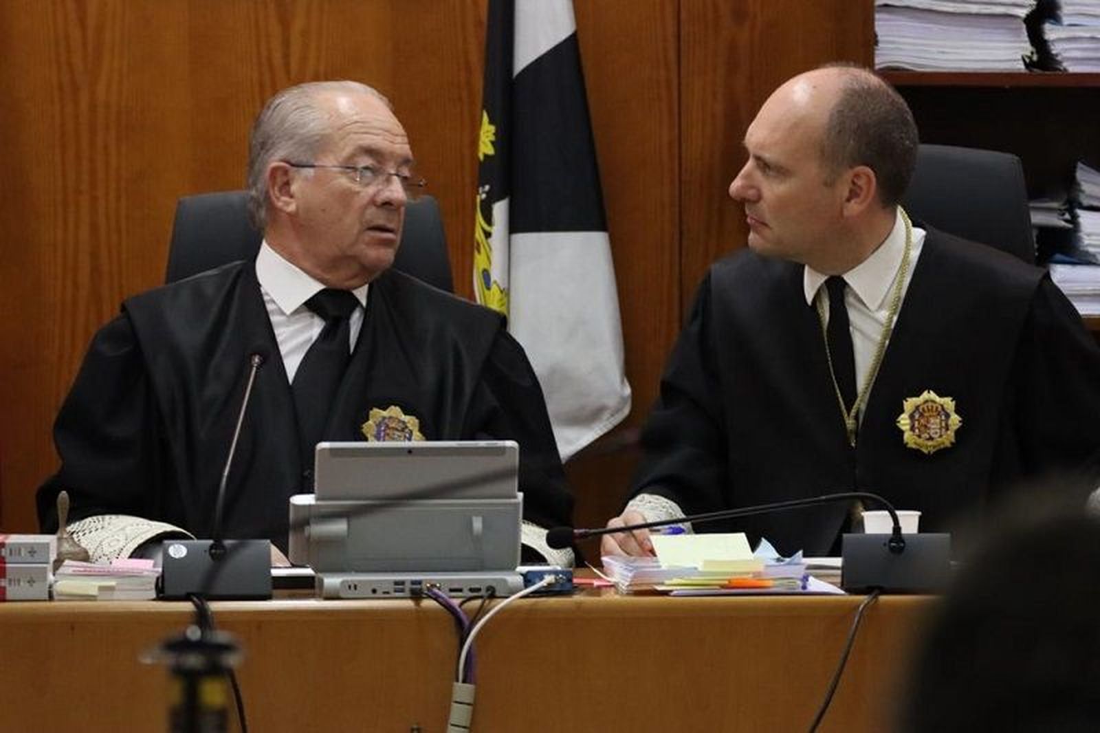 Los magistrados de la Sección VI, Fernando Tesón y Emilio Martín, durante el macrojuicio por blanqueo en 2024.