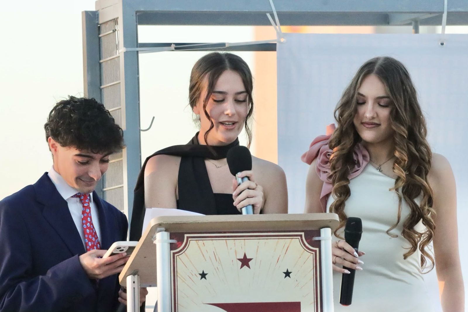 Los grupos de Bachillerato y de Gráfica Interactiva de la Escuela de Arte, graduados
