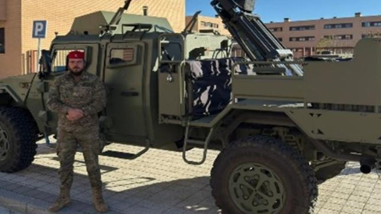 Recepción de los morteros EIMOS sobre VAMTAC a bordo del buque logístico Ysabel, antes de su traslado a la Comandancia General de Ceuta.