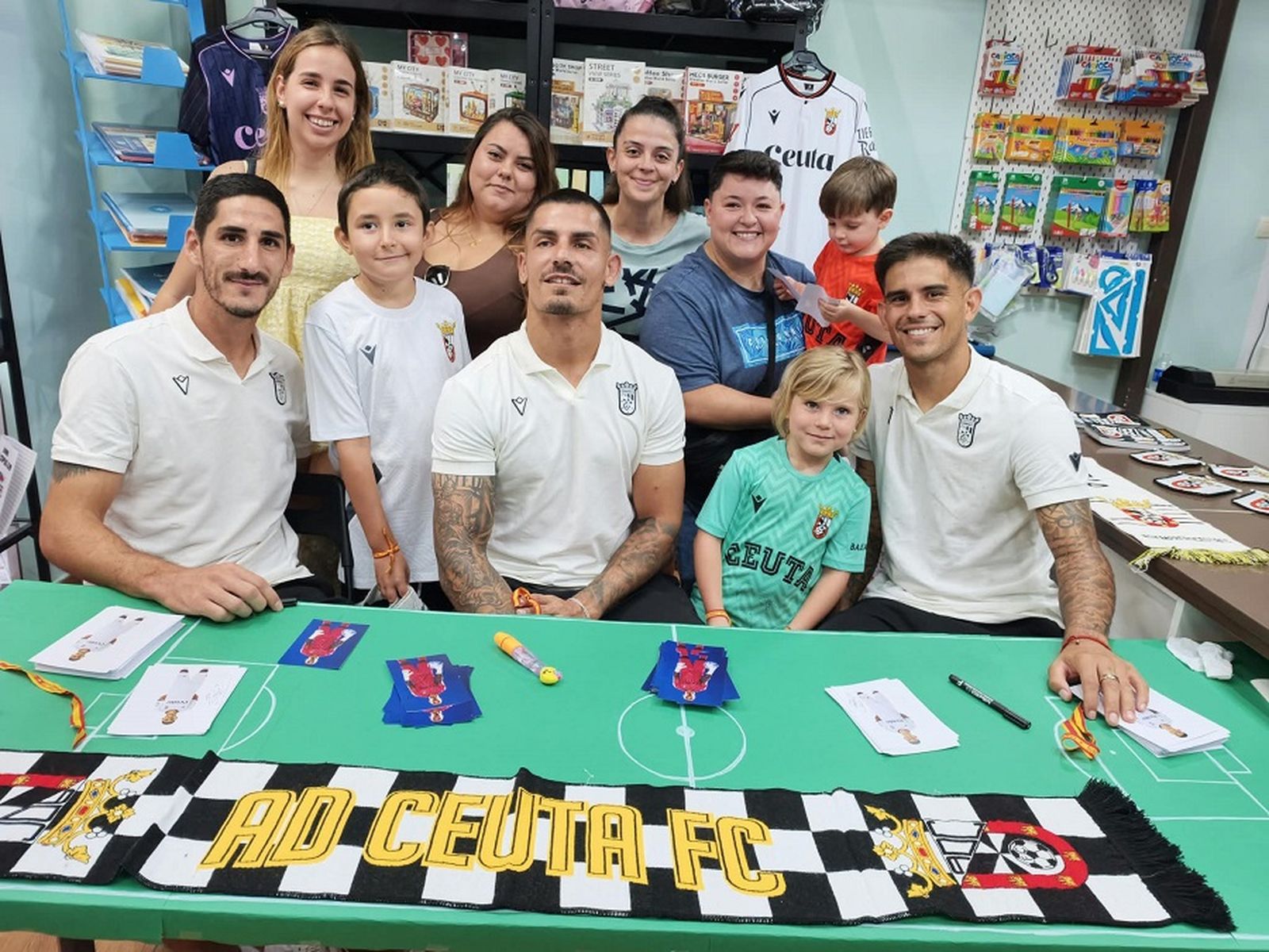 Firma de los jugadores de la AD Ceuta
