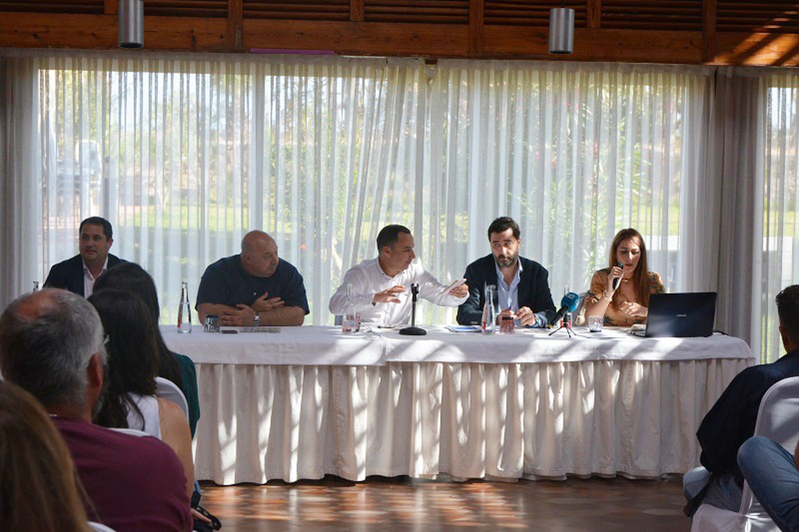 Reunión de presentación de la estrategia del GALPCE para reactivar el sector pesquero, con representación de la Ciudad, el GALPCE y la consultora Gestimar, celebrada hace un año en el Parador.  / FOTO EL PUEBLO
