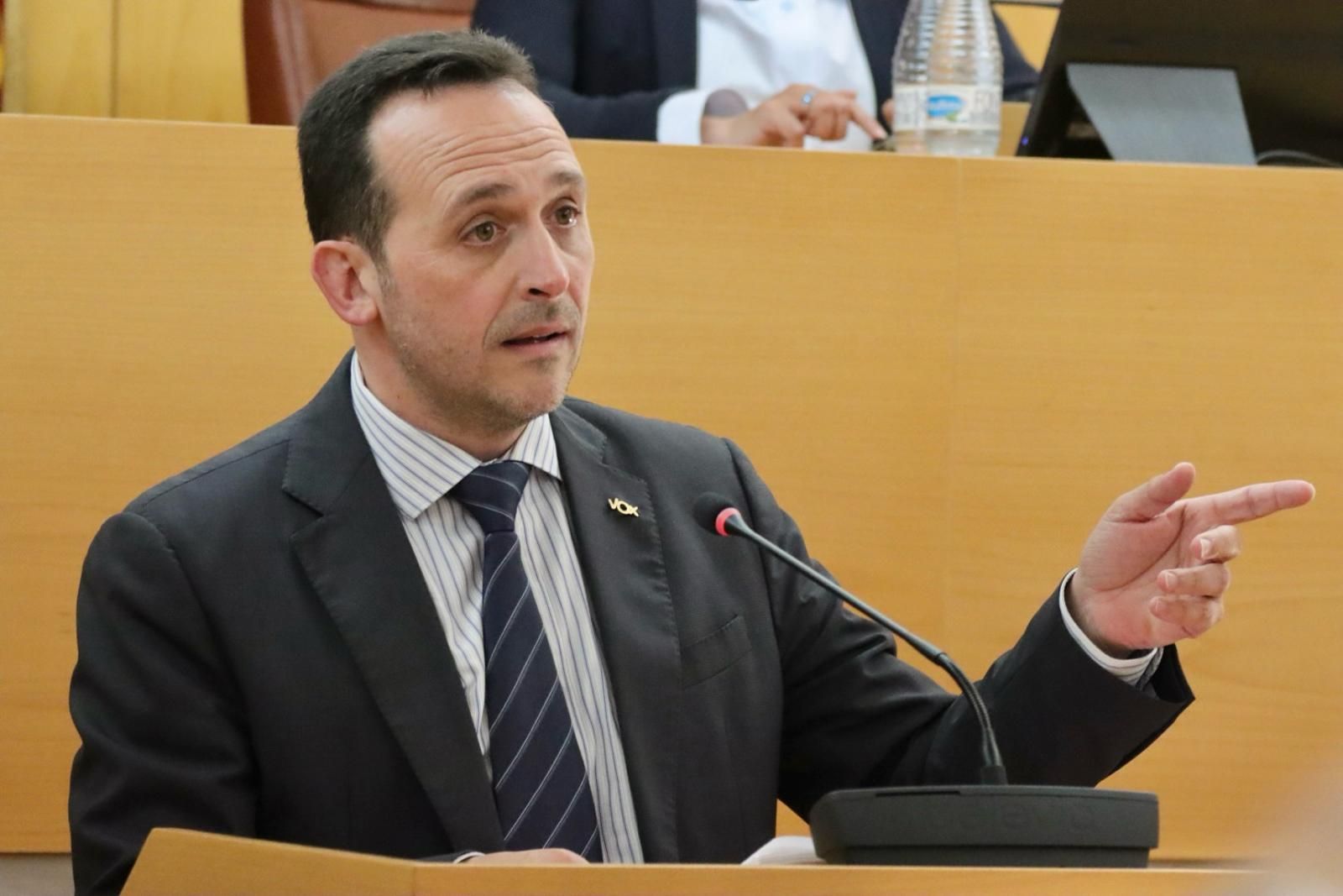 Redondo centra su intervención en datos de paro, vivienda e inmigración. El portavoz de Vox dibuja un panorama “demoledor” de la situación socioeconómica