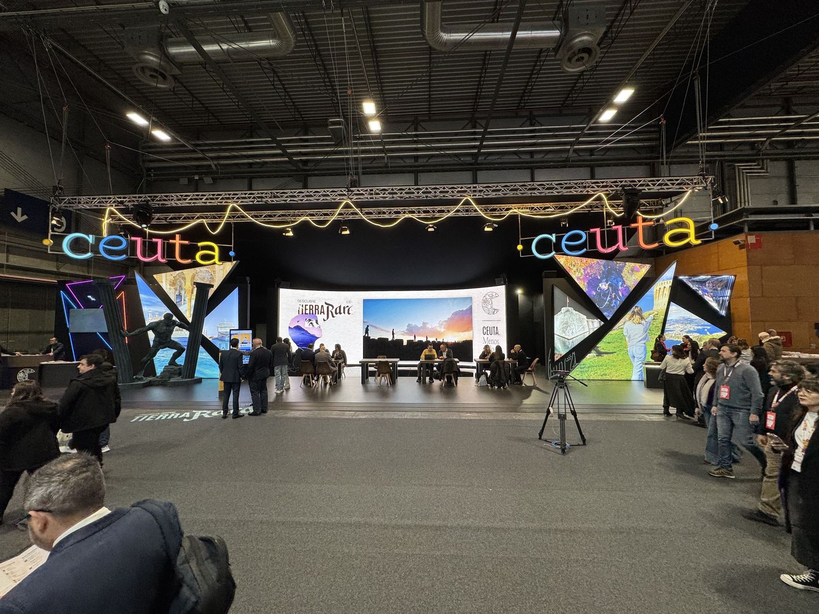 Ceuta inicia su participación en FITUR asistiendo al homenaje a las víctimas de Adamuz en el stand de Andalucía