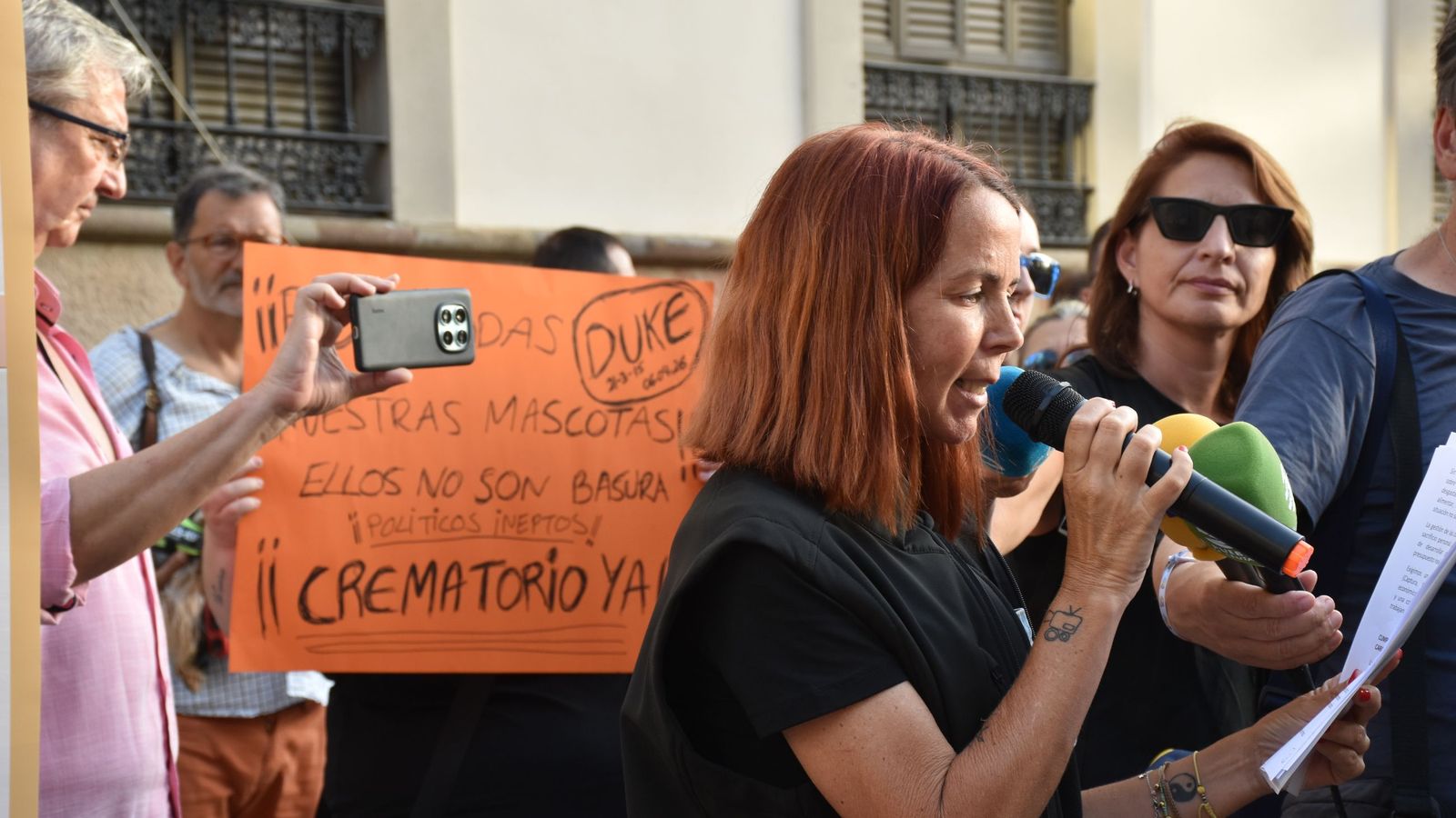 La presidenta de la Protectora de Animales, Sandra López Cantero, lee un manifiesto durante la concentración celebrada a las puertas del Palacio Autonómico por los derechos de los animales en Ceuta