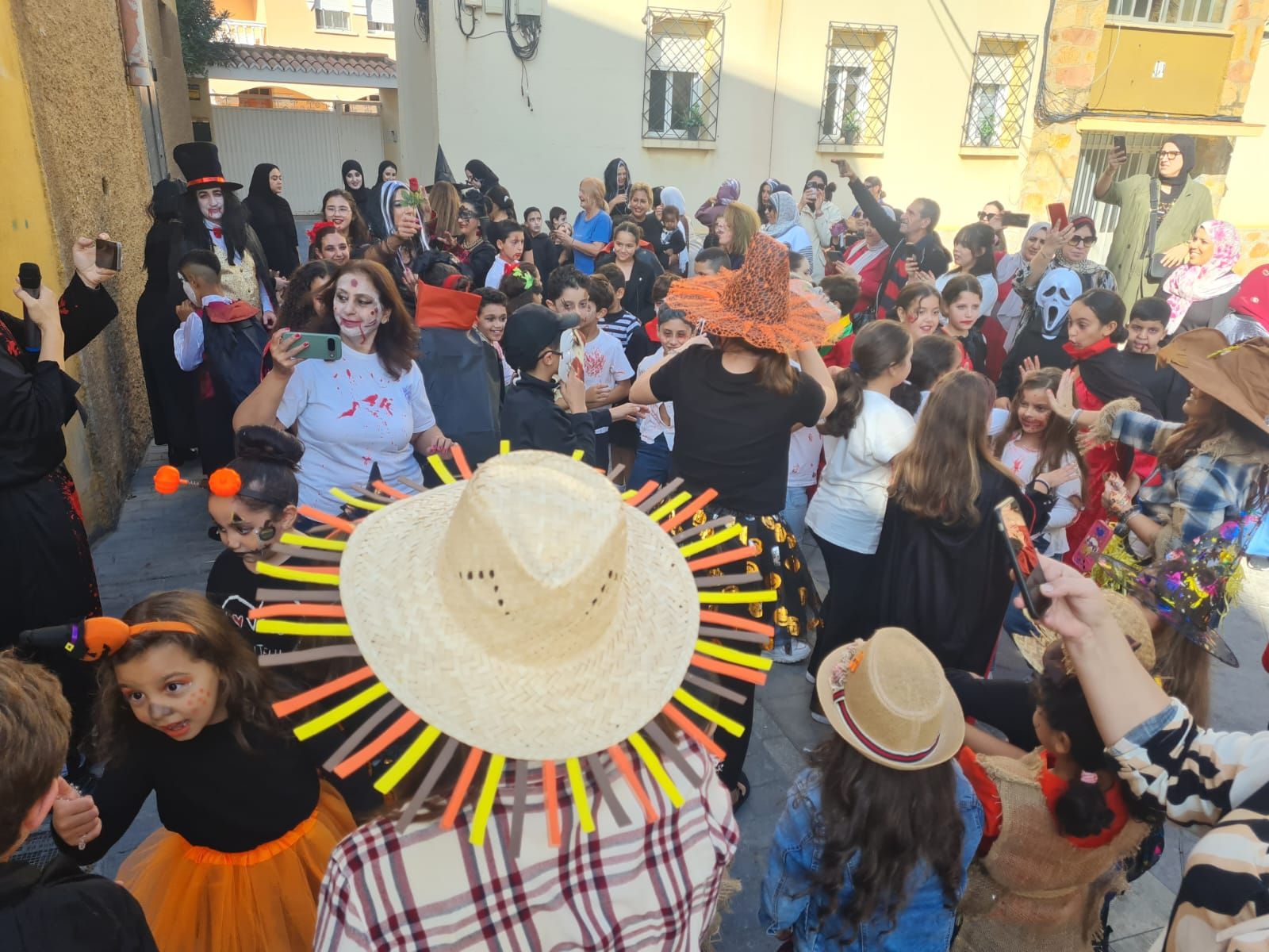 FOTOGALERÍA | El CEIP Rosalía de Castro lleva la magia de Halloween a las calles de la barriada con un pasacalles FOTOGALERÍA | El CEIP Rosalía de Castro lleva la magia de Halloween a las calles de la barriada con un pasacalles