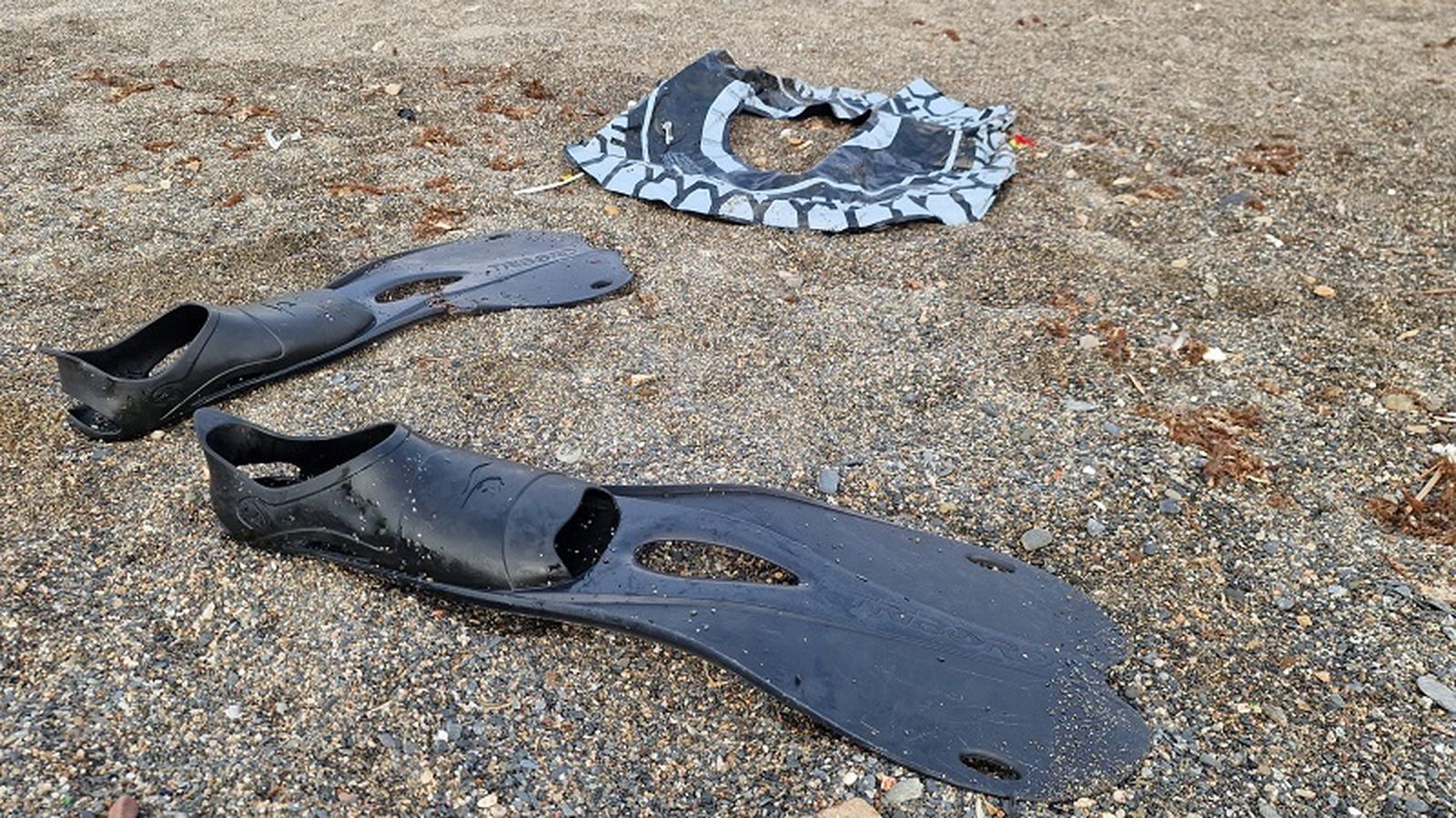 Las aletas y los flotadores forman parte del rastro que las personas migrantes dejan a su paso. / FOTO S.D.