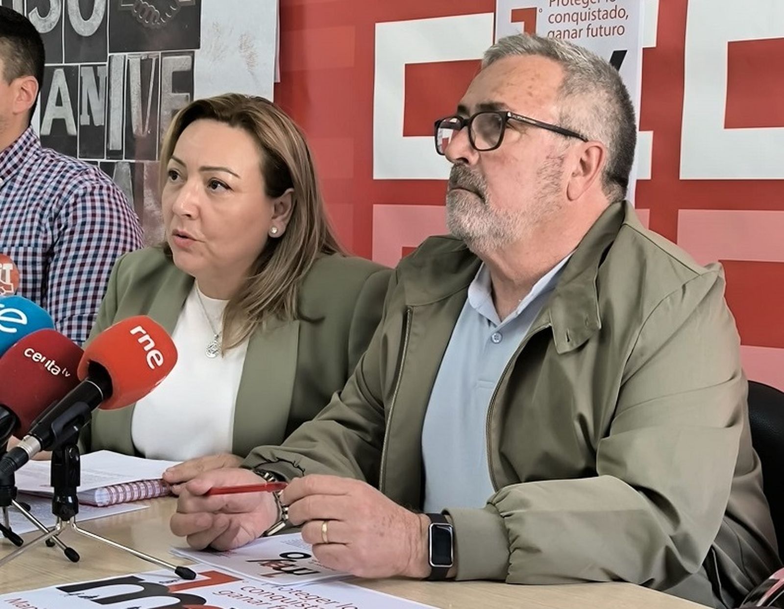 Los secretarios generales de UGT, Yolanda Aparicio, y de CCOO, Emilio Postigo, en la rueda de prensa del pasado viernes. / FOTO NICOL´S