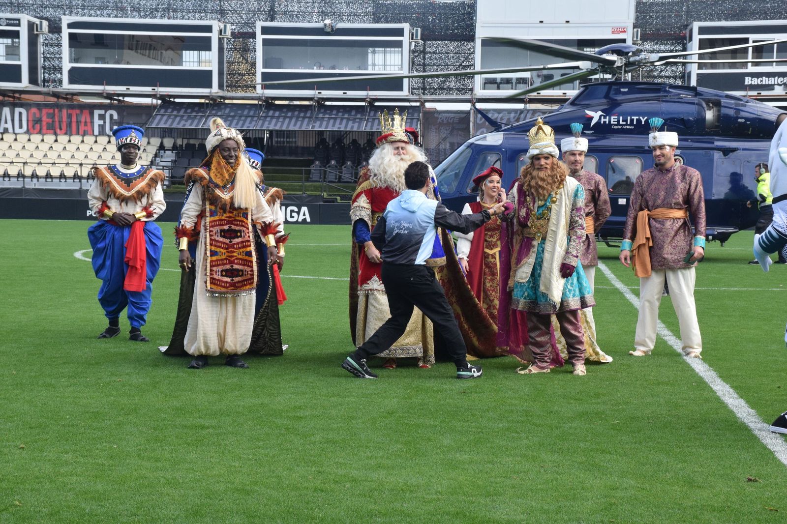Los Reyes Magos aterrizan en el Alfonso Murube horas antes de la cabalgata