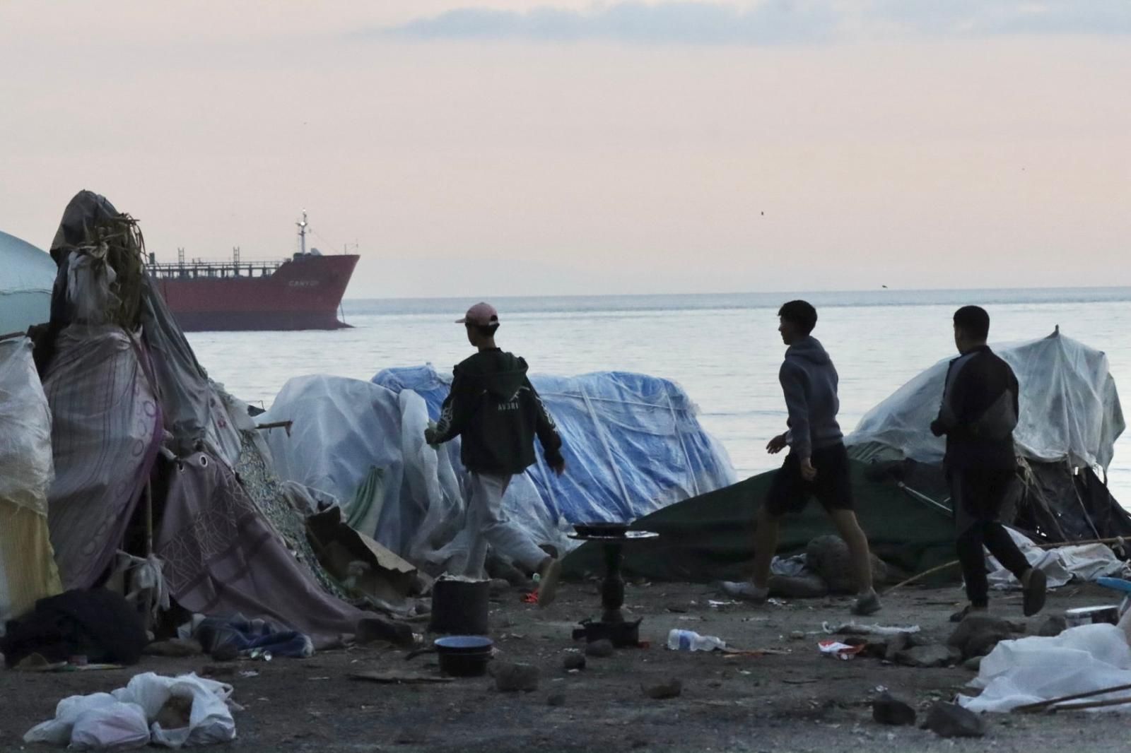 La Policía Nacional inicia el desalojo del Guano, último gran asentamiento ilegal de inmigrantes de Ceuta