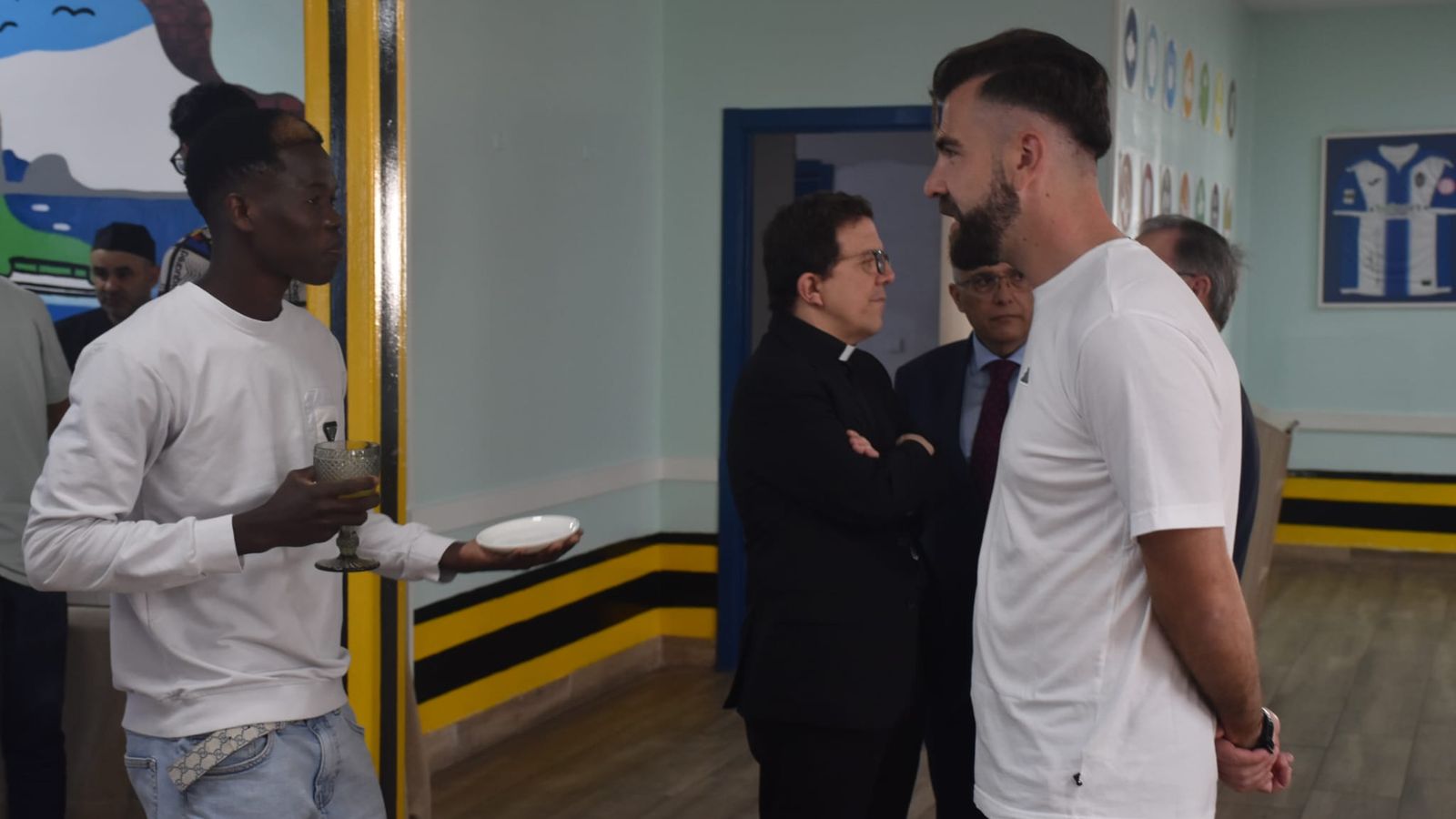 El administrador apostólico de Cádiz y Ceuta, Ramón Valdivia, visita el Centro de Menores 'La Esperanza' junto al vicario, Juan Vivas y Toñi Palomo