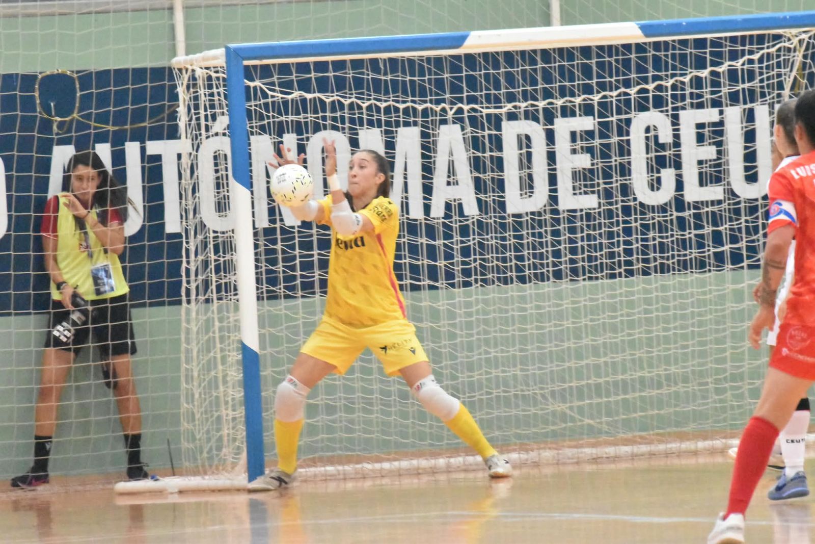 El Ceuta femenino deja escapar una merecida victoria en su debut en casa