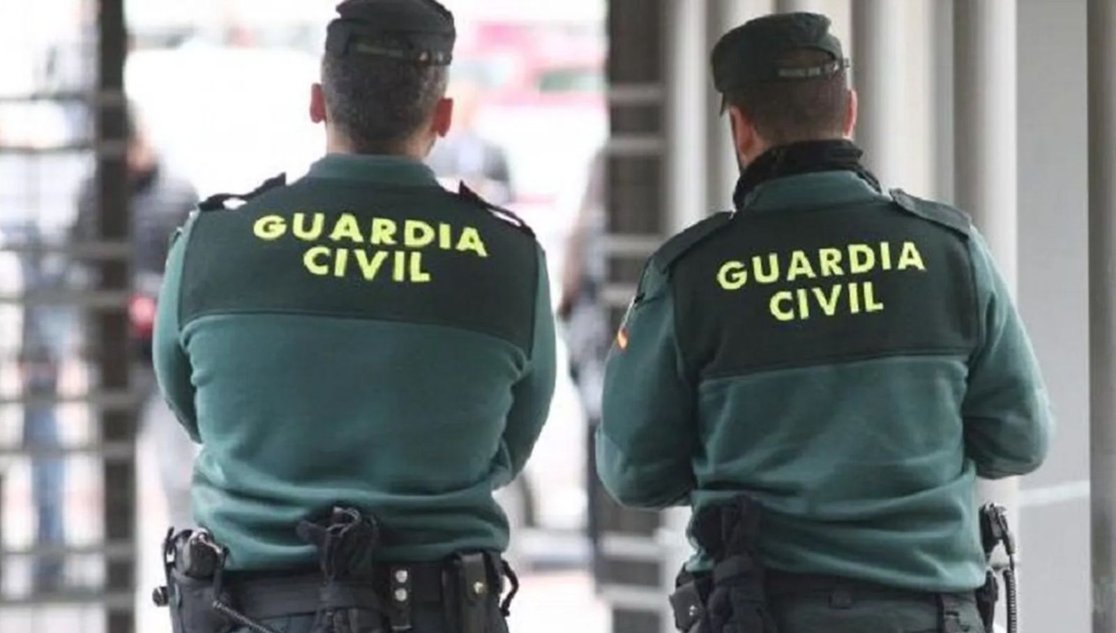 Dos agentes de la Guardia Civil