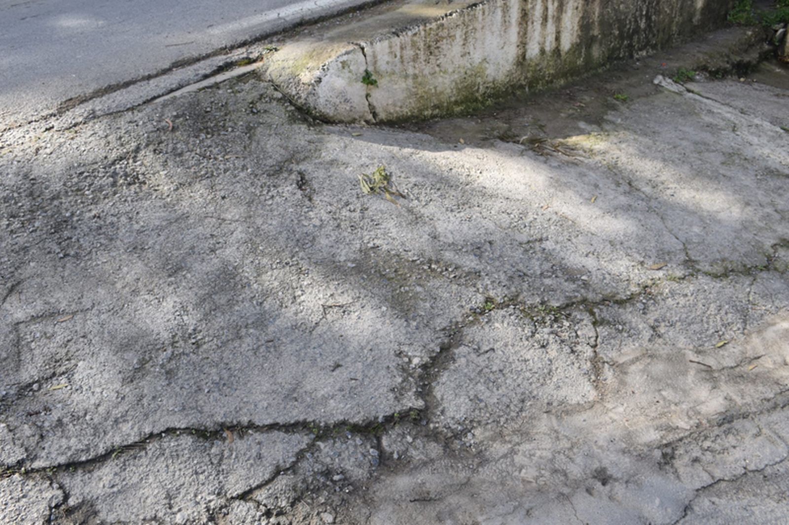 Carretera destrozada en el Serrallo. / FOTO NICOL'S