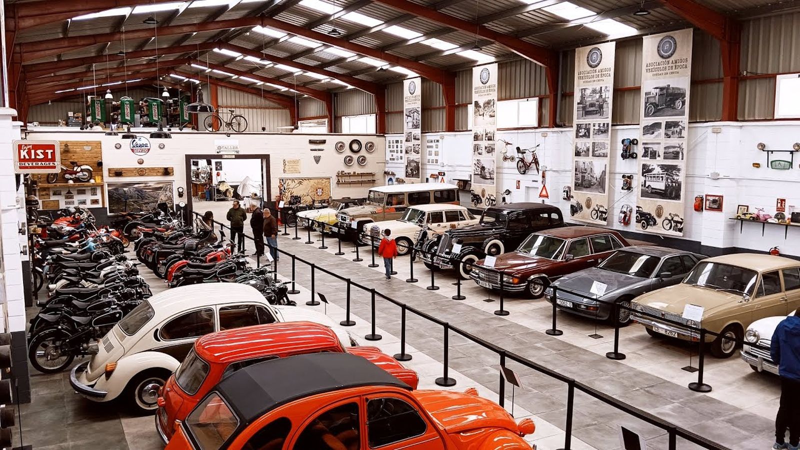 La exposición de vehículos en una imagen tomada antes de que los temporales obligarán a su cierre