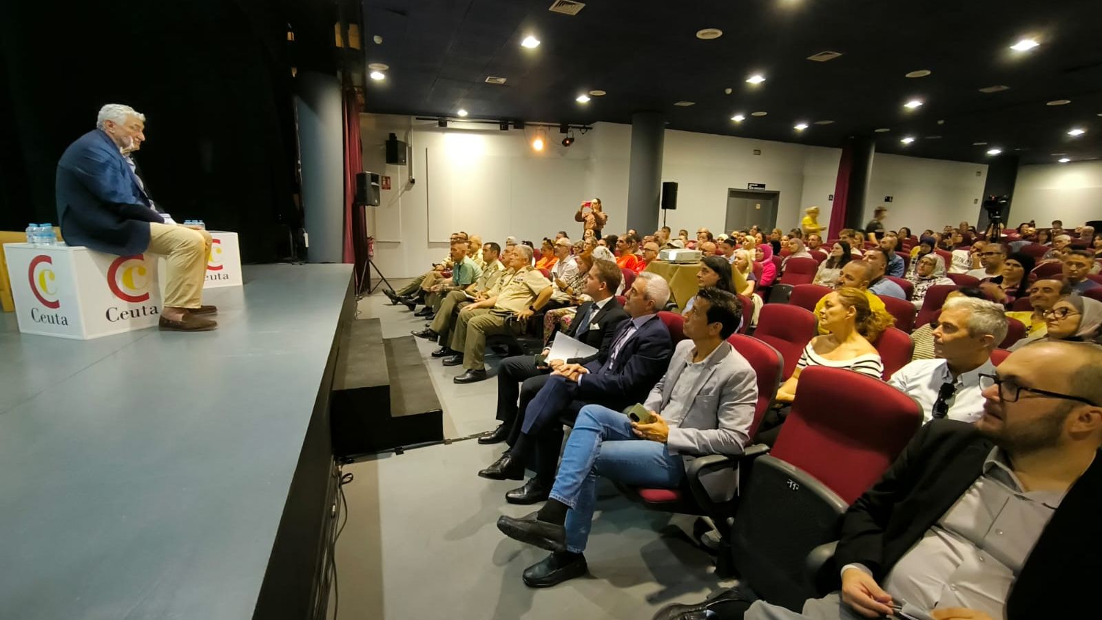 Fernando Romay hablando ante el público que asistió al programa 45+