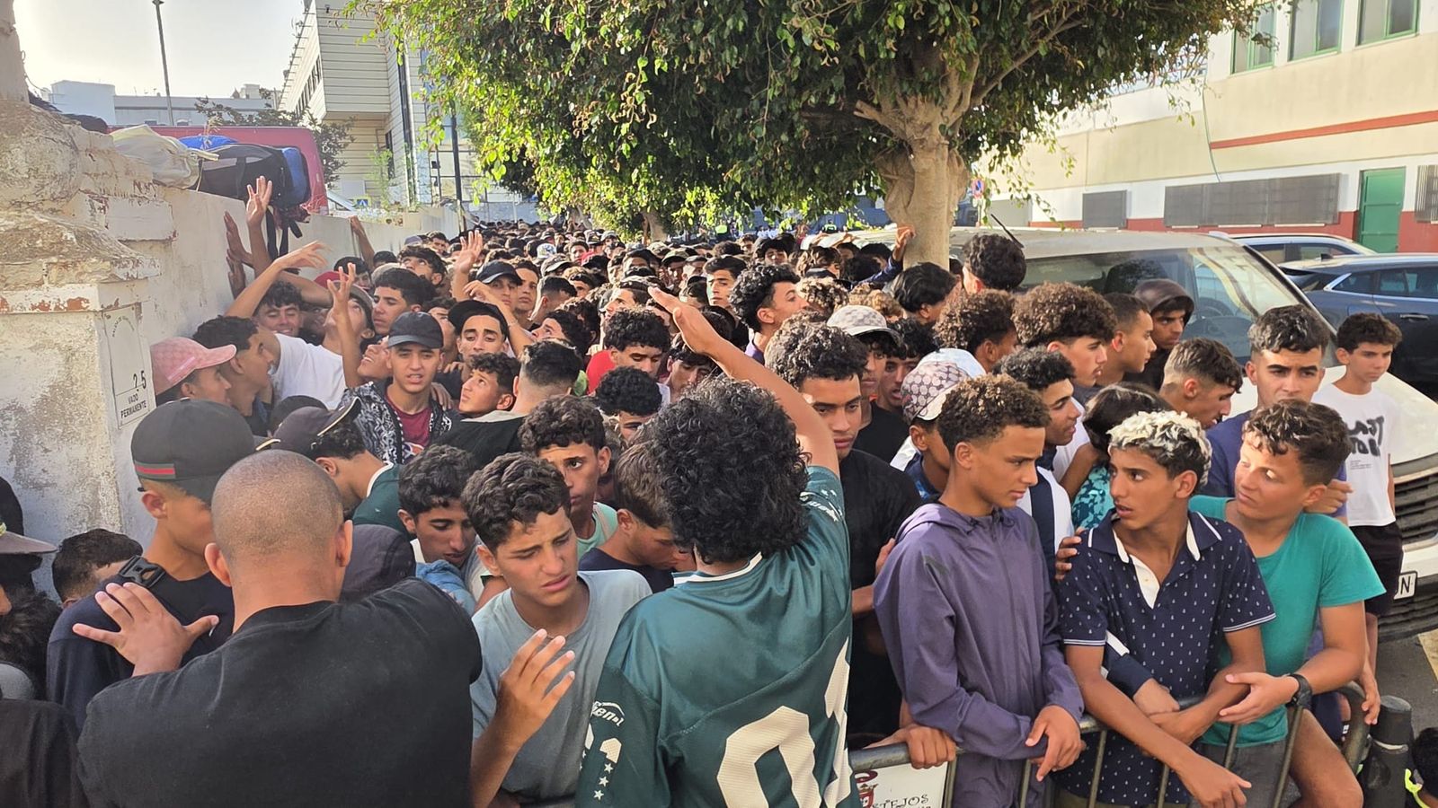 Centenares de migrantes hacen cola a las puertas de la Policía Nacional para su filiación