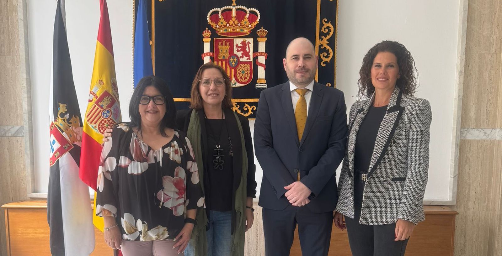 Pérez Triano posa junto a los representantes de Satse