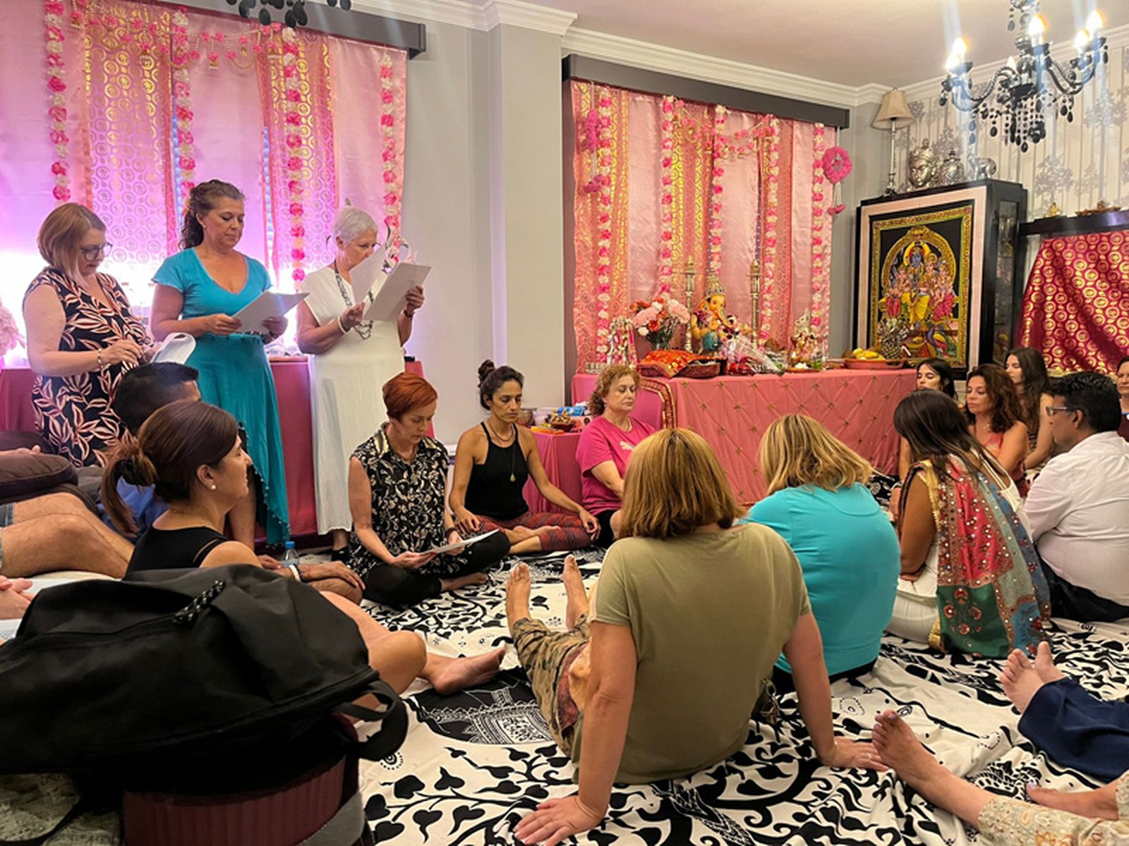 Una meditación especial en el salón de Vinod y Priya./ FOTO C.L.