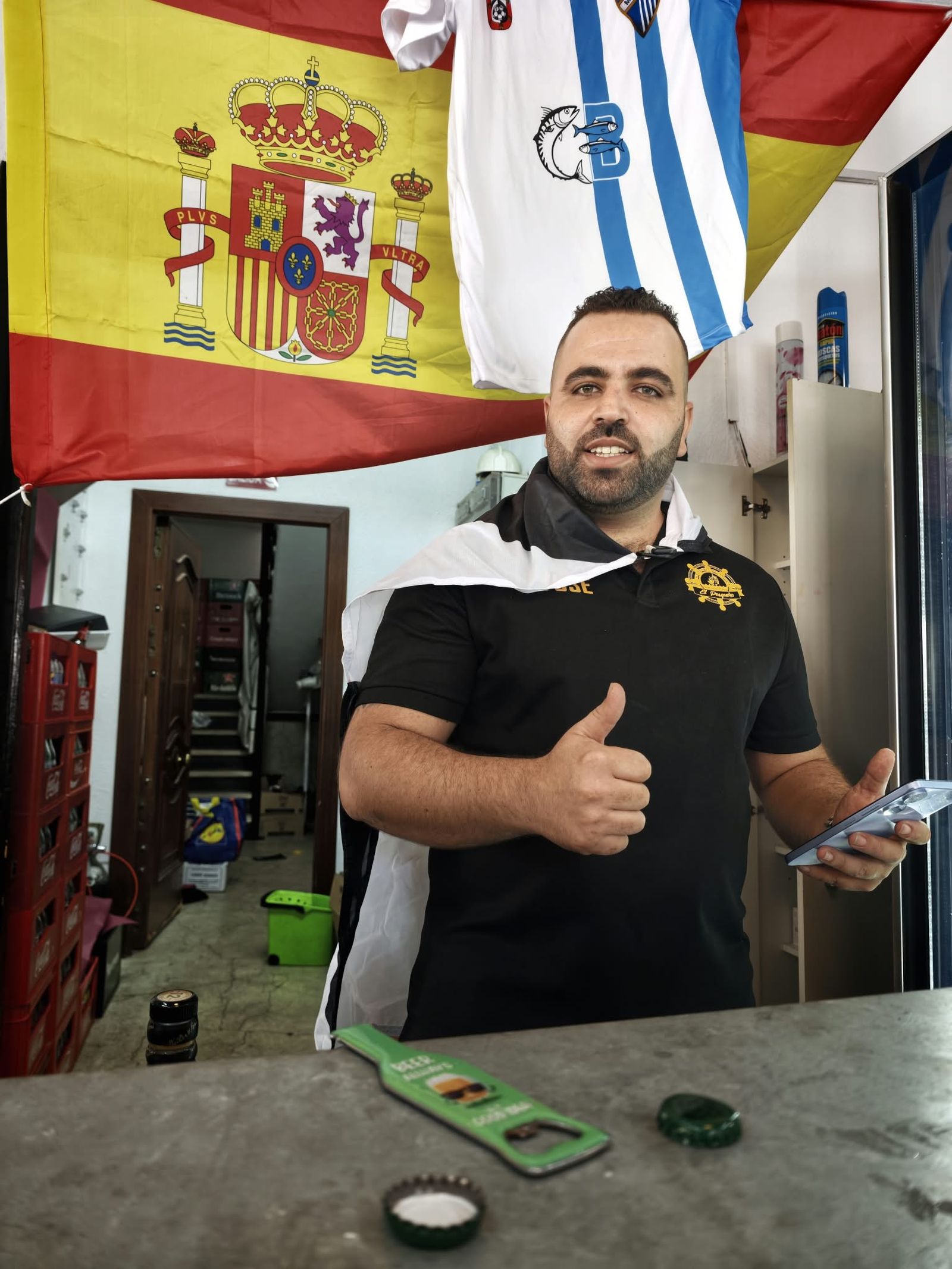 Aficionados en la previa del partido ante el Sabadell