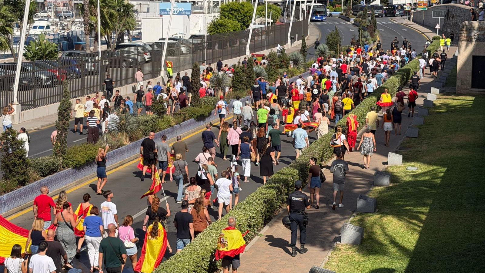Concentración de ceutíes desde el Sardinero al centro contra la gestión del Gobierno